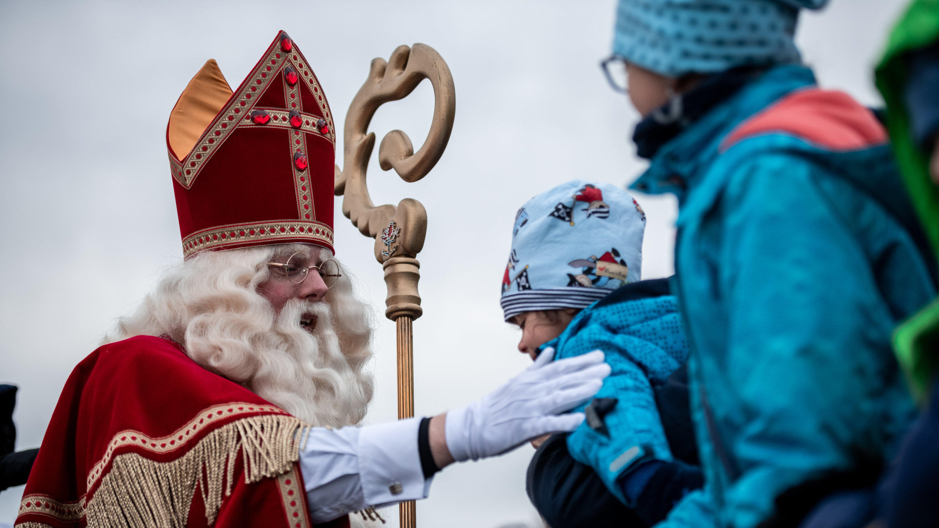 7-Tage-Wettertrend: Frostige Nächte, immer mehr Sonne am Tage 01.12.2019, Nordrhein-Westfalen, Krefeld: Der Nikolaus begrüßt die wartenden Kinder. Der Sinterklaas (Nikolaus) aus Venlo kommt mit mehreren «Zwarten Piets» (Schwarze Peter) im Gefolge am Steiger in Krefeld mit dem Boot an. Traditionell verteilen die