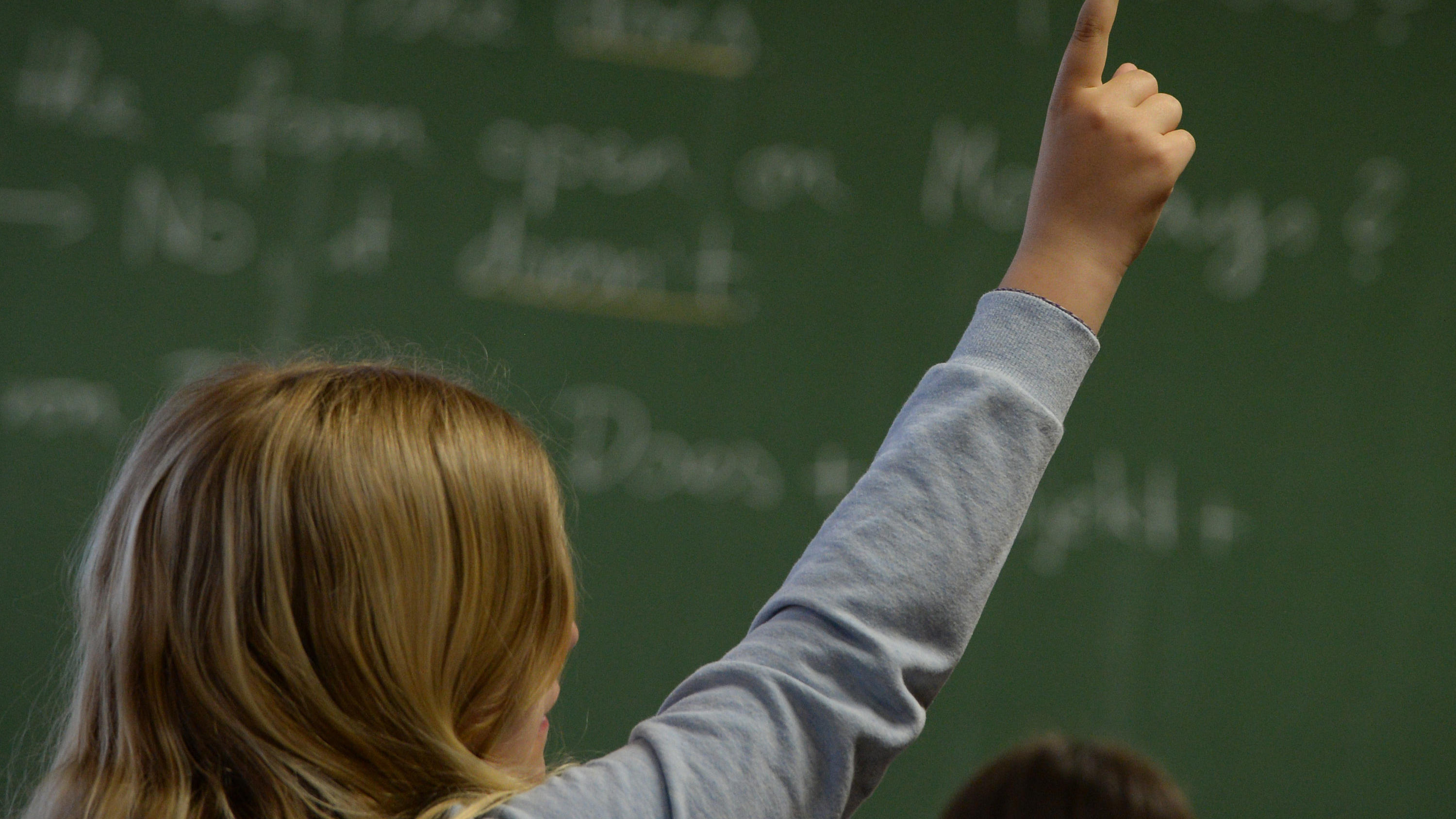 Wie Schulen Kids für den Klimaschutz fit machen ARCHIV - 20.05.2015, Baden-Württemberg, Stuttgart: Eine Schülerin meldet sich in einem Klassenzimmer in einem Gymnasium während des Englischunterrichts. (zu dpa «Unterrichtsausfälle an Gymnasmien») Foto: Marijan Murat/dpa +++ dpa-Bildfunk +++