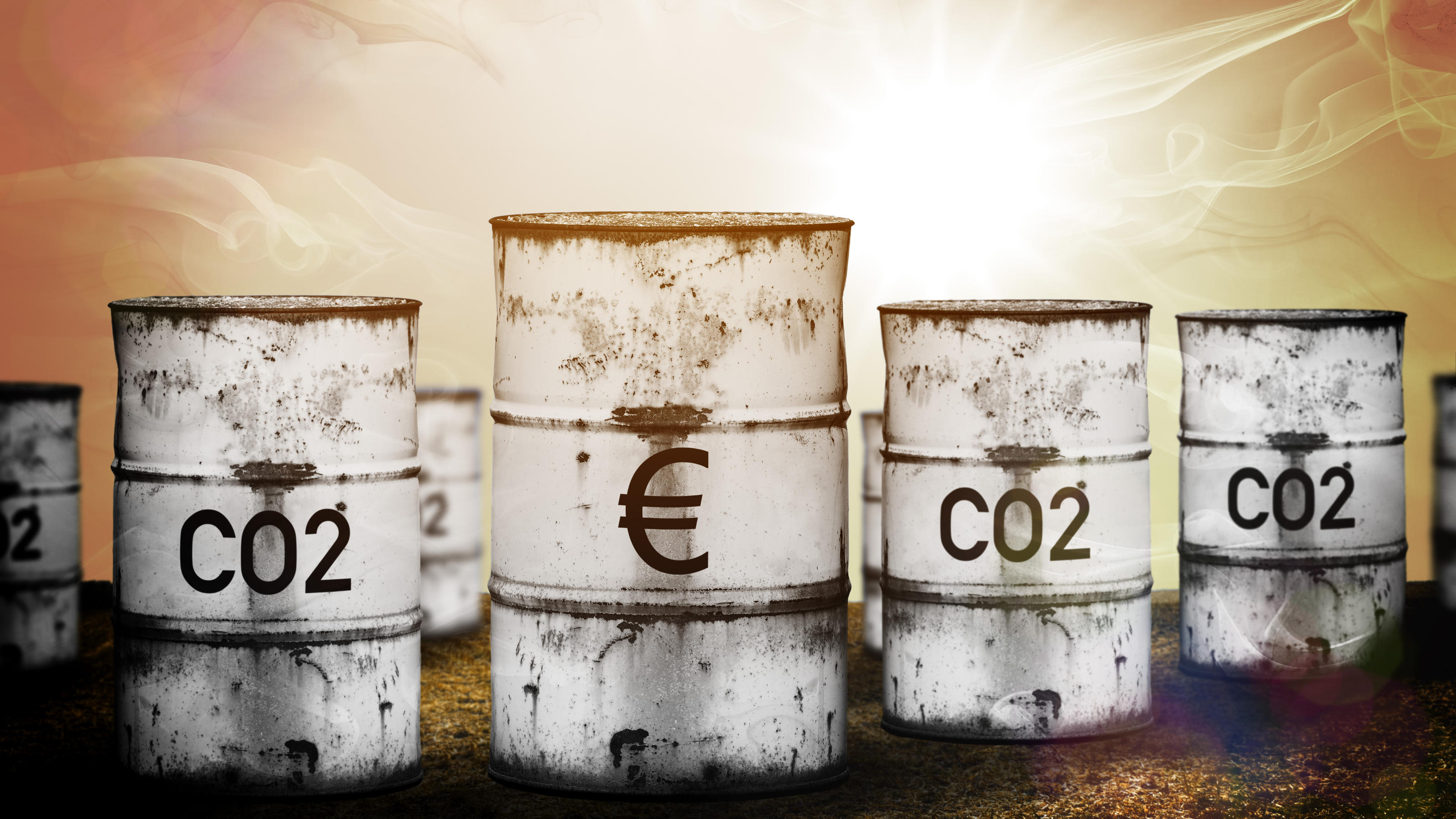 Wetterlexikon: CO2-Steuer FOTOMONTAGE, Tonnen mit Aufschrift CO2 und Eurozeichen, Symbolfoto Klimawende und CO2-Bepreisung PHOTOMONTAGE, tons with inscription CO2 and Euro sign, symbol photo climate change and CO2 pricing