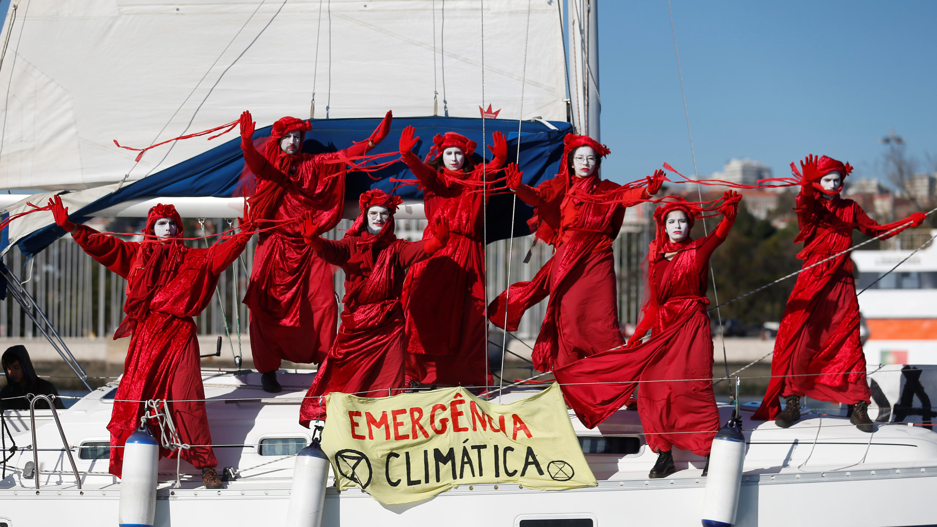 Greta Thunberg ist zurück in Europa Environmental activists welcome climate change activist Greta Thunberg as she arrives aboard the yacht La Vagabonde at Santo Amaro port in Lisbon, Portugal December 3, 2019. REUTERS/Rafael Marchante