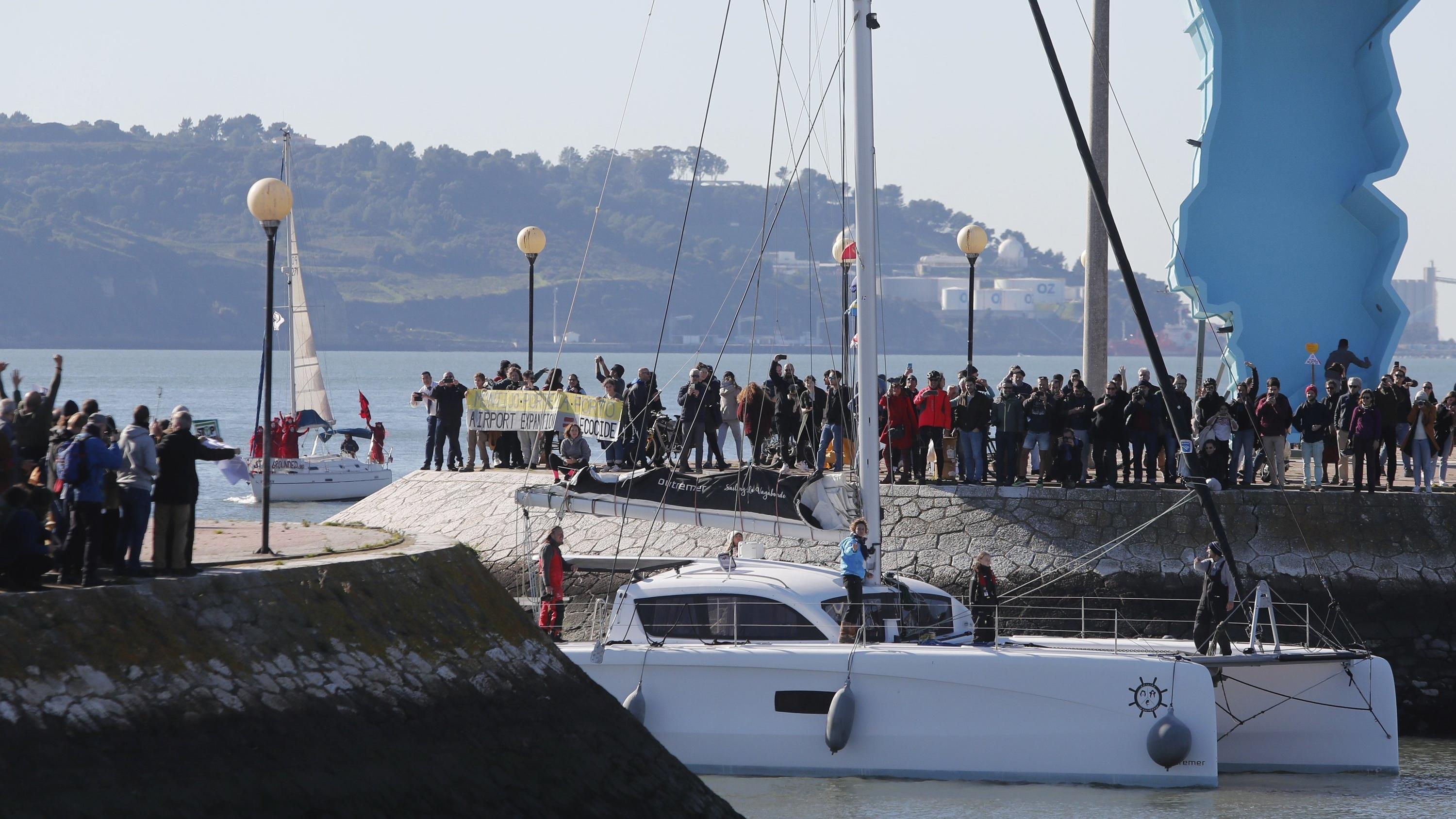 Greta Thunberg ist zurück in Europa 03.12.2019, Portugal, Lissabon: Greta Thunberg, Klimaaktivistin aus Schweden, trifft mit dem Katamaran «La Vagabonde» in der portugiesischen Hauptstadt ein. Nach Informationen portugiesischer Zeitungen fährt Thunberg am Abend per Zug zur Weltklimakon