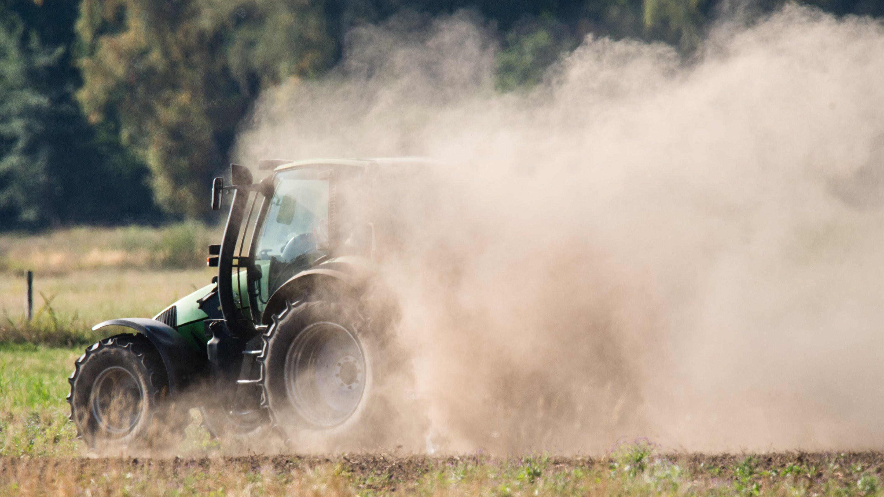 Dürre in Deutschland: Trockene Aussichten für April ARCHIV - 22.08.2018, Niedersachsen, Dollbergen: Ein Landwirt pflügt ein staubtrockenes Feld in der Region Hannover. Deutschland hat Germanwatch zufolge im vergangenen Jahr erstmals zu den drei am stärksten von Extremwetter betroffenen Staaten gezähl