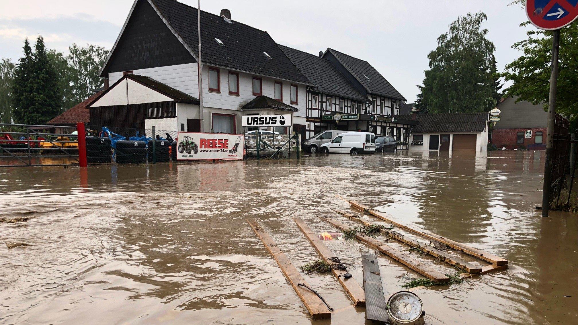 Klima-Risiko-Index: Was sagt Platz 3 für Deutschland wirklich aus? ARCHIV - 29.05.2018, Bad Gandersheim: Nach einem Starkregen ist eine Straße überflutet. (Zu dpa