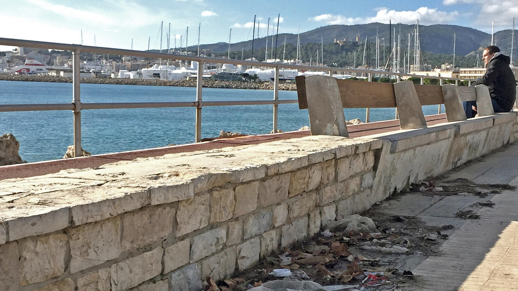 Plastik-Gesetz auf Mallorca: Das ändert sich für Urlauber in 2020 24.11.2019, Spanien, Mallorca: Auf der Strandpromenade von Palma liegt ein Abfallhaufen. Um den Massen an Plastik und Einwegverpackungen Herr zu werden, haben die Balearen seit Anfang des Jahres ein neues Gesetz. (zu dpa