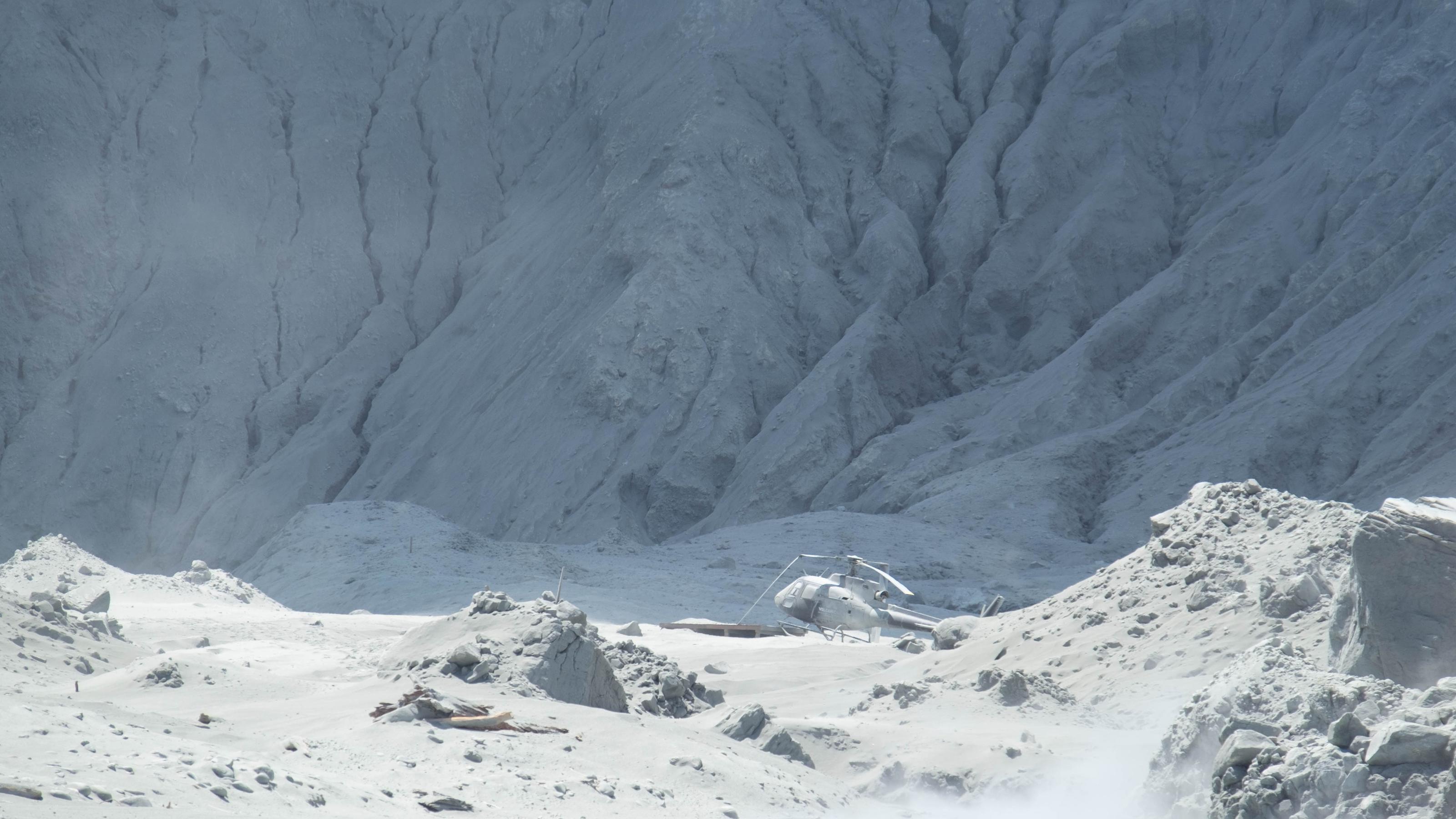 Vulkanausbruch in Neuseeland: Vier Deutsche unter den Verletzten Der Vulkanausbruch hat die Landschaft mit Asche bedeckt