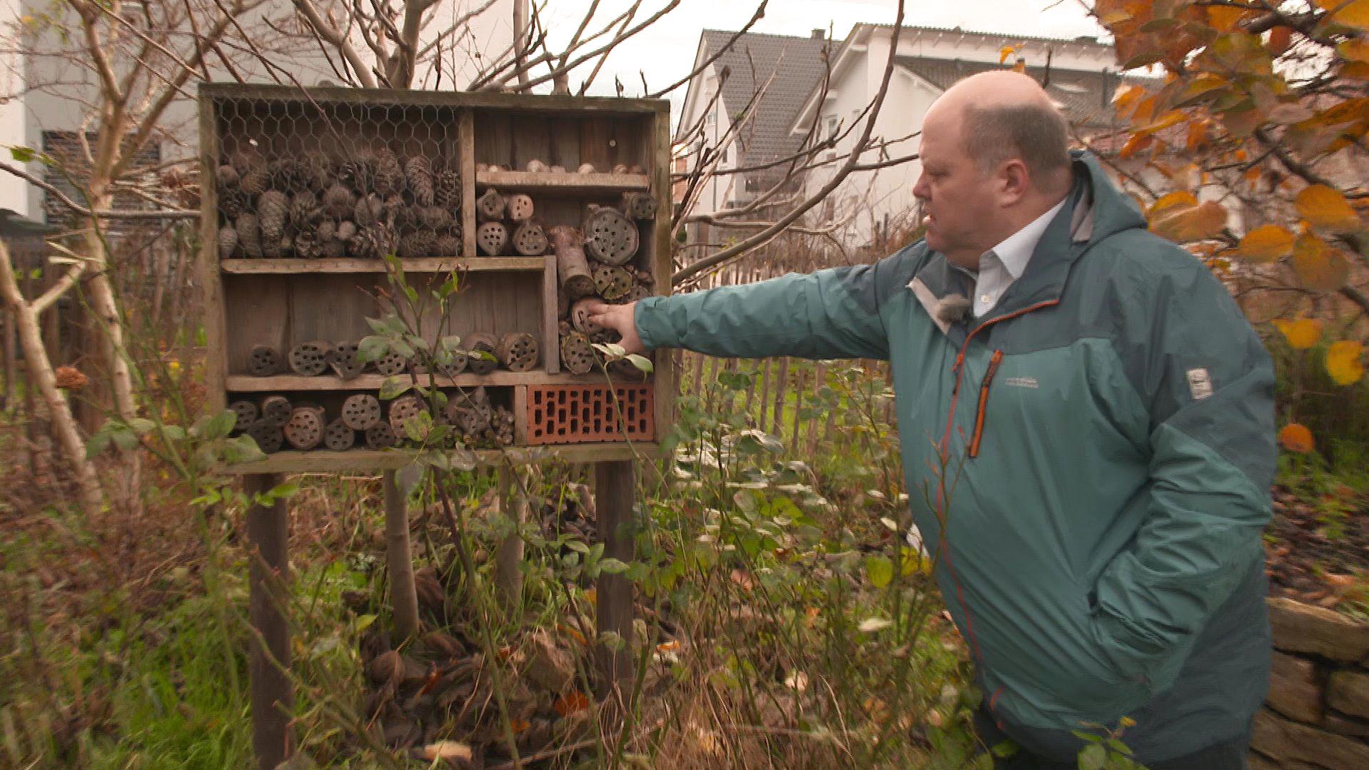 In seinen naturnahen Garten hat Markus Jakob unter anderem ein Insektenhotel gestellt.