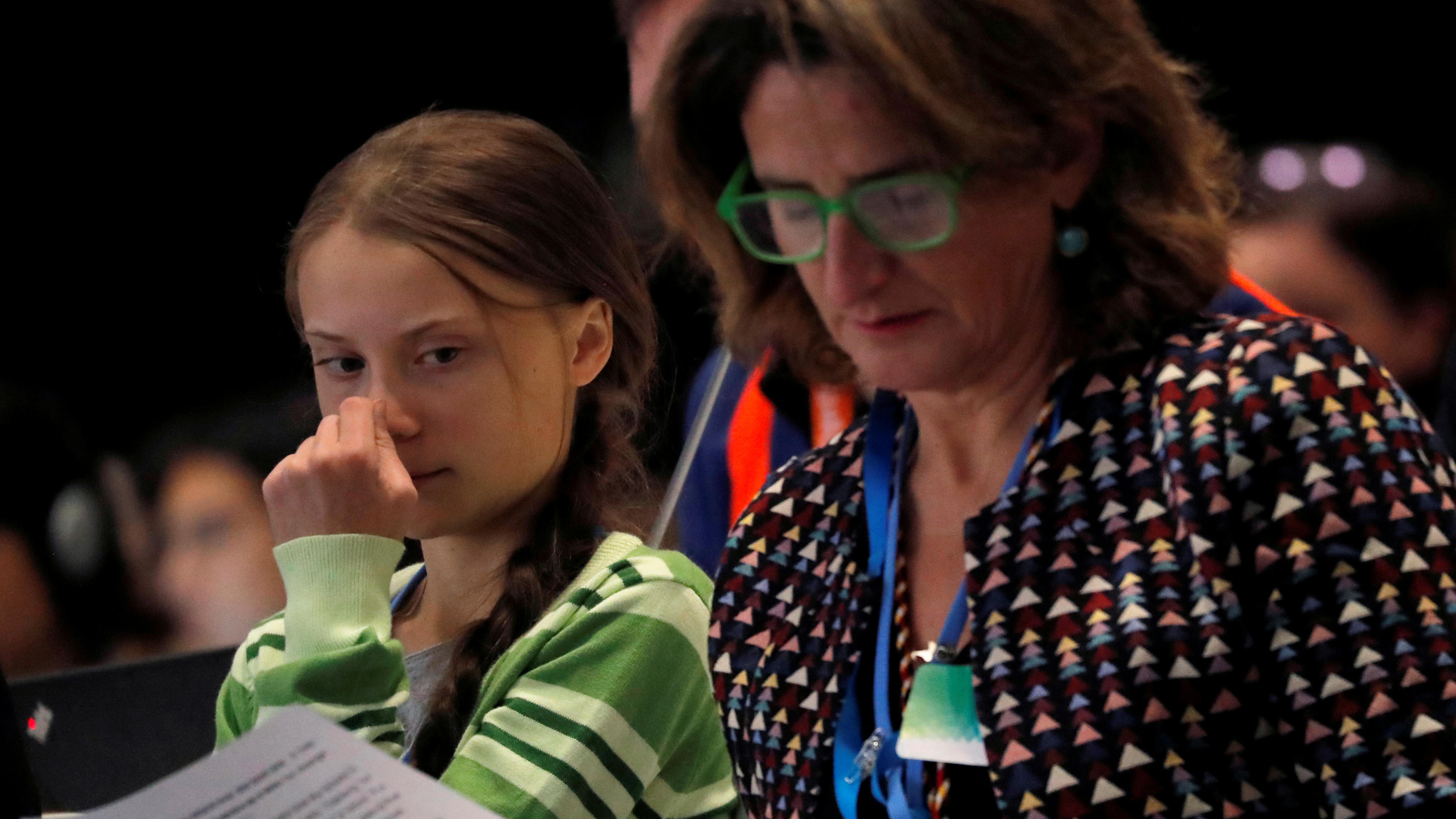 Die spanische Greta Thunberg: Mit Ministerin Teresa Ribera kam der Wandel in der Klima-Politik Climate change activist Greta Thunberg looks at Spain's Energy and Environment Minister Teresa Ribera going through her notes during the High-Level event on Climate Emergency during the U.N. Climate Change Conference (COP25) in Madrid, Spain December