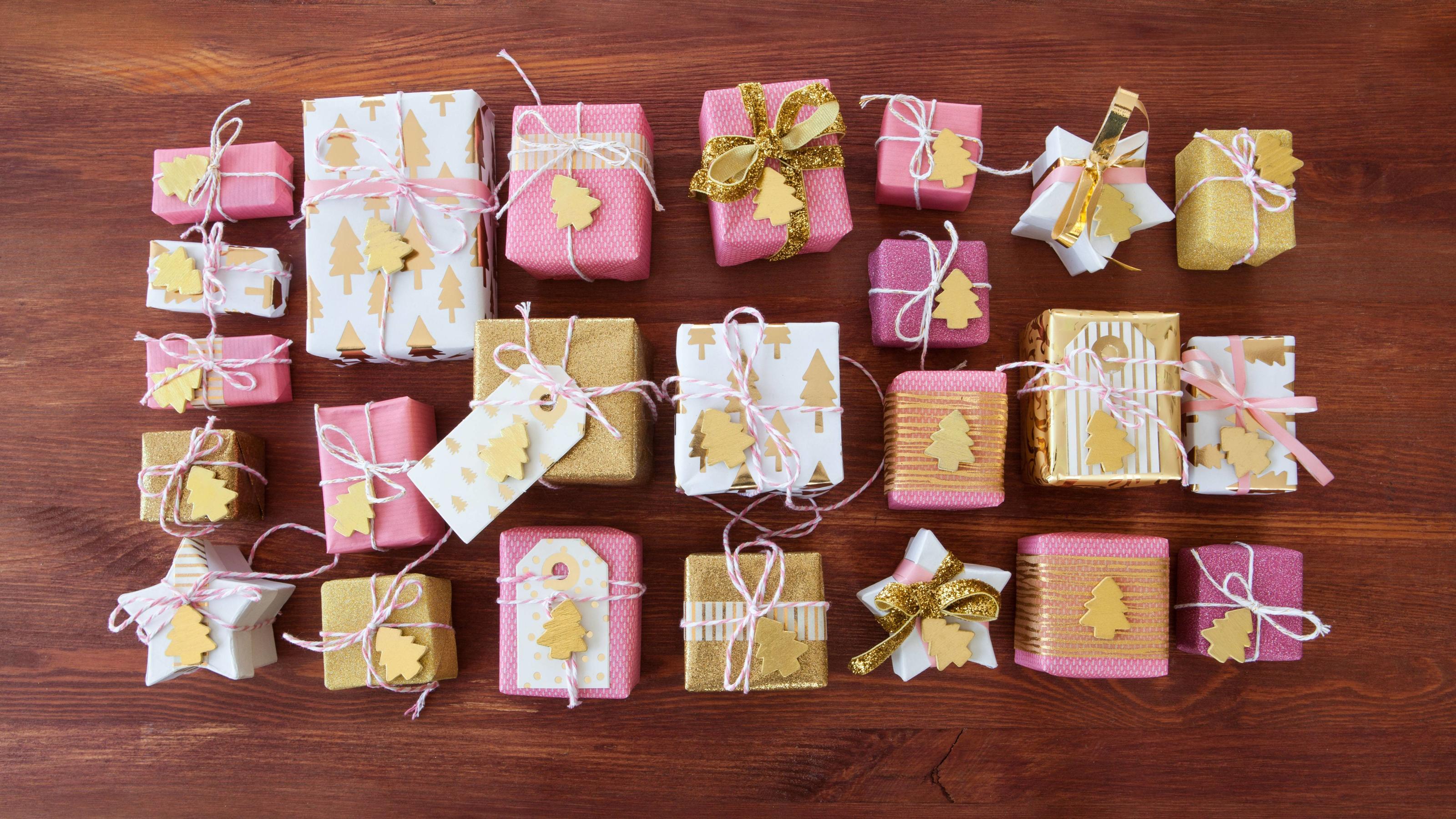 Nachhaltige Weihnachtsgeschenke machen: Das sind die besten Ideen Festlich verpackte Geschenke zu Weihnachten auf Hintergrund aus Holz - Little christmas presentse *** Festively wrapped Christmas gifts on wooden background Little christmas presentse PUBLICATIONxINxGERxSUIxAUTxHUNxONLY 1079705242