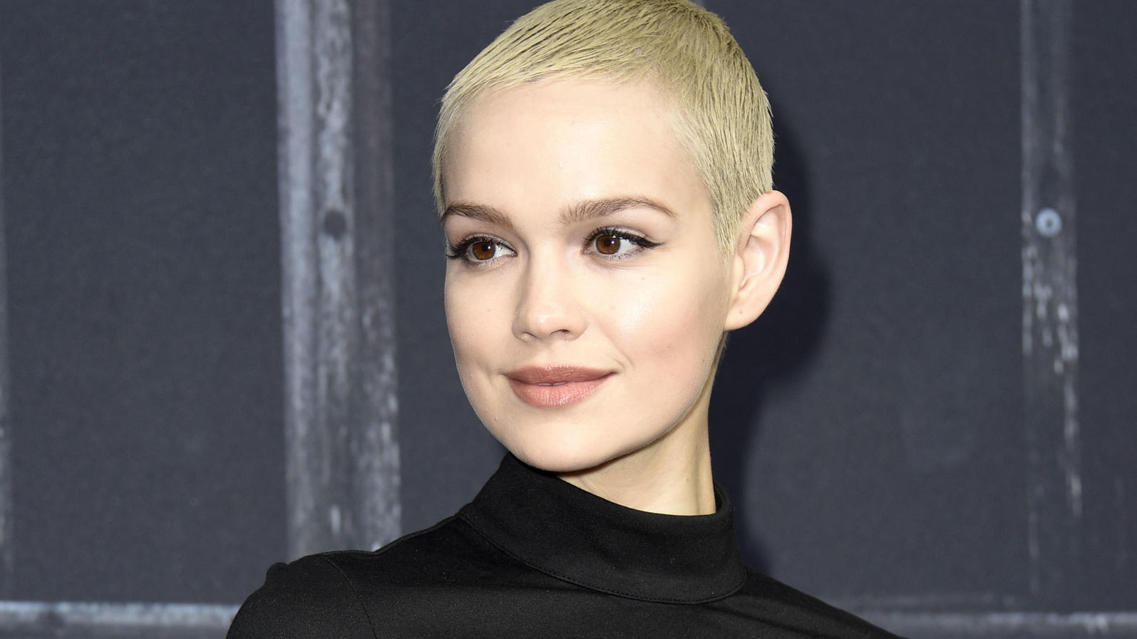 Das sind die angesagtesten Frisuren für den Winter Emilia Schüle mit kurzen Haaren