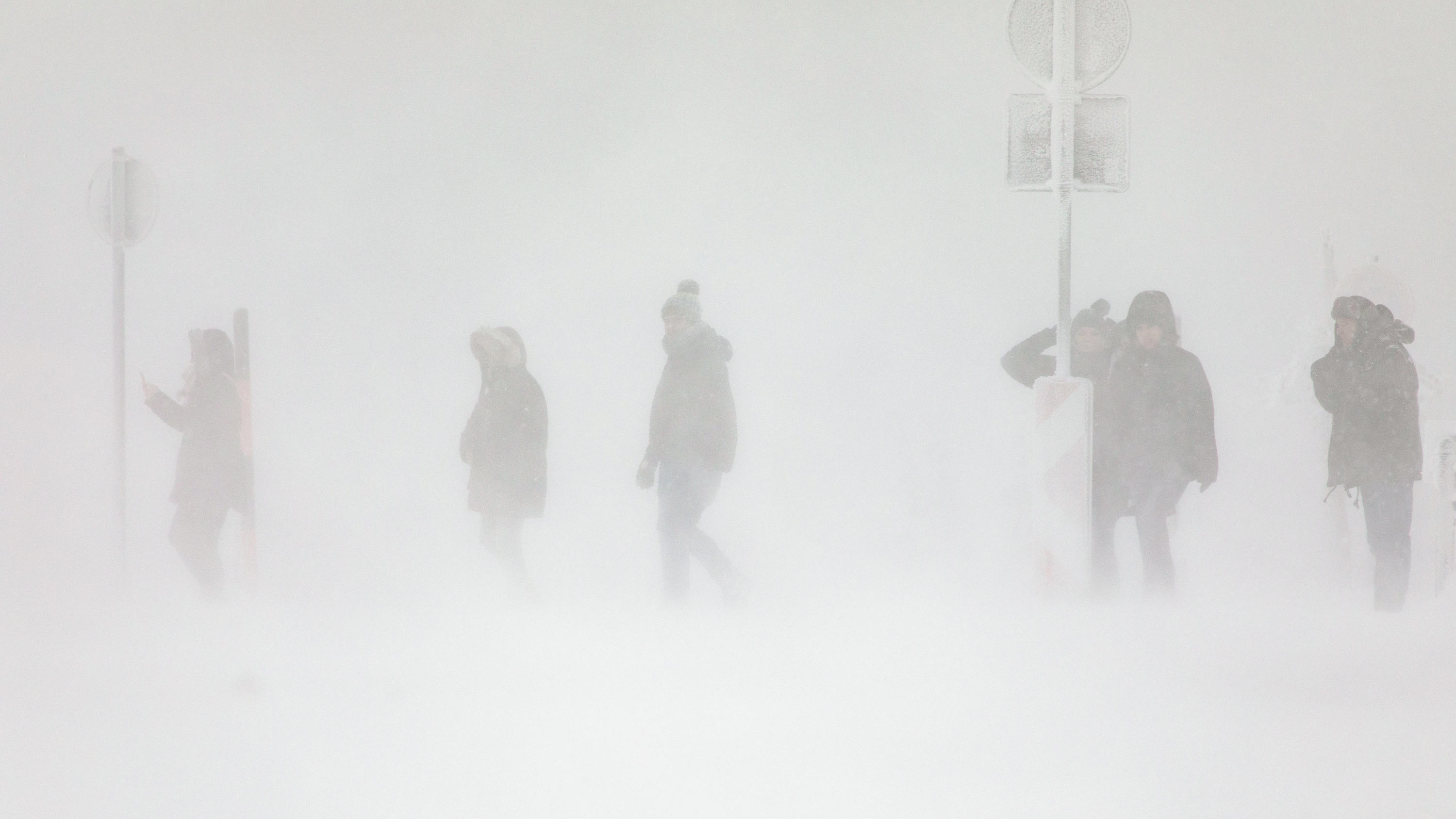 Wochenendwetter: Sturm am Samstag - Orkanböen auf den Bergen dpatopbilder - 14.12.2019, Sachsen, Oberwiesenthal: Spaziergänger gehen im Schneetreiben auf dem Fichtelberg. Foto: Bernd März/dpa-Zentralbild/dpa +++ dpa-Bildfunk +++