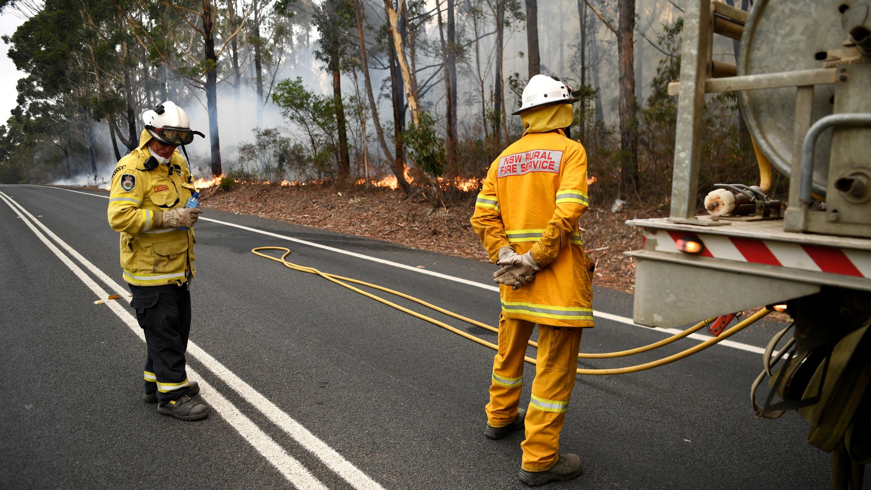 Australiens Buschbrand: Mit nichts zu vergleichen Firefighters keep a watchful eye on a fire threatening homes along the Princes Highway near in Milton, Australia January 5, 2020. REUTERS/Tracey Nearmy