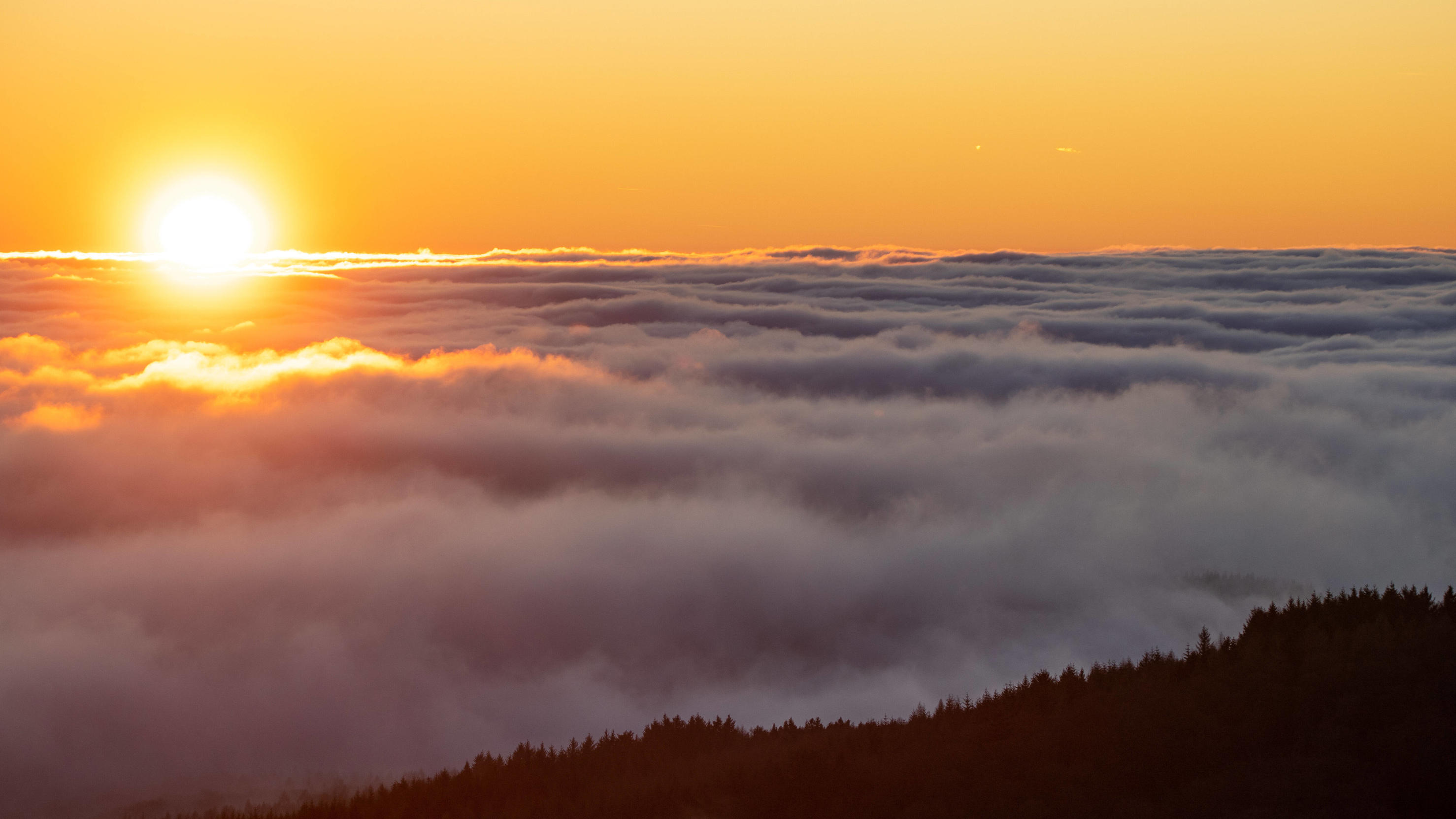 Wie sich das Wetter auf das Coronavirus auswirkt Sonnenuntergang über dem Hochnebel 06.01.2020, Kronberg Hessen: Ausblick vom Altkönig im Taunus, dessen Gipfel aus einem Meer aus Hochnebel herausragt., Kronberg Deutschland *** Sunset above the high fog 06 01 2020, Kronberg Hessen View from the Alt