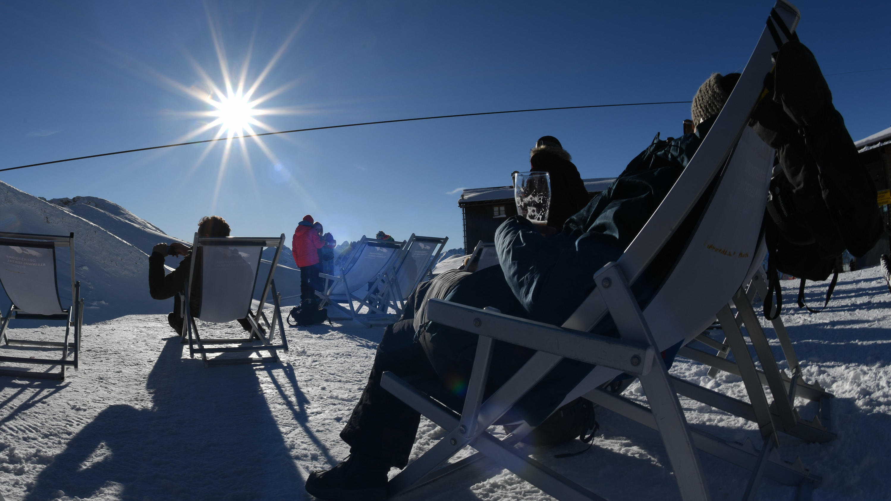 So war der Februar 2020: Das war ganz klar ein Unwinter 30.12.2019, Bayern, Oberstdorf: Wanderer und Skifahrer genießen die Sonne in ihren Liegestühlen in der Nähe des Nebelhorns. Foto: Angelika Warmuth/dpa +++ dpa-Bildfunk +++