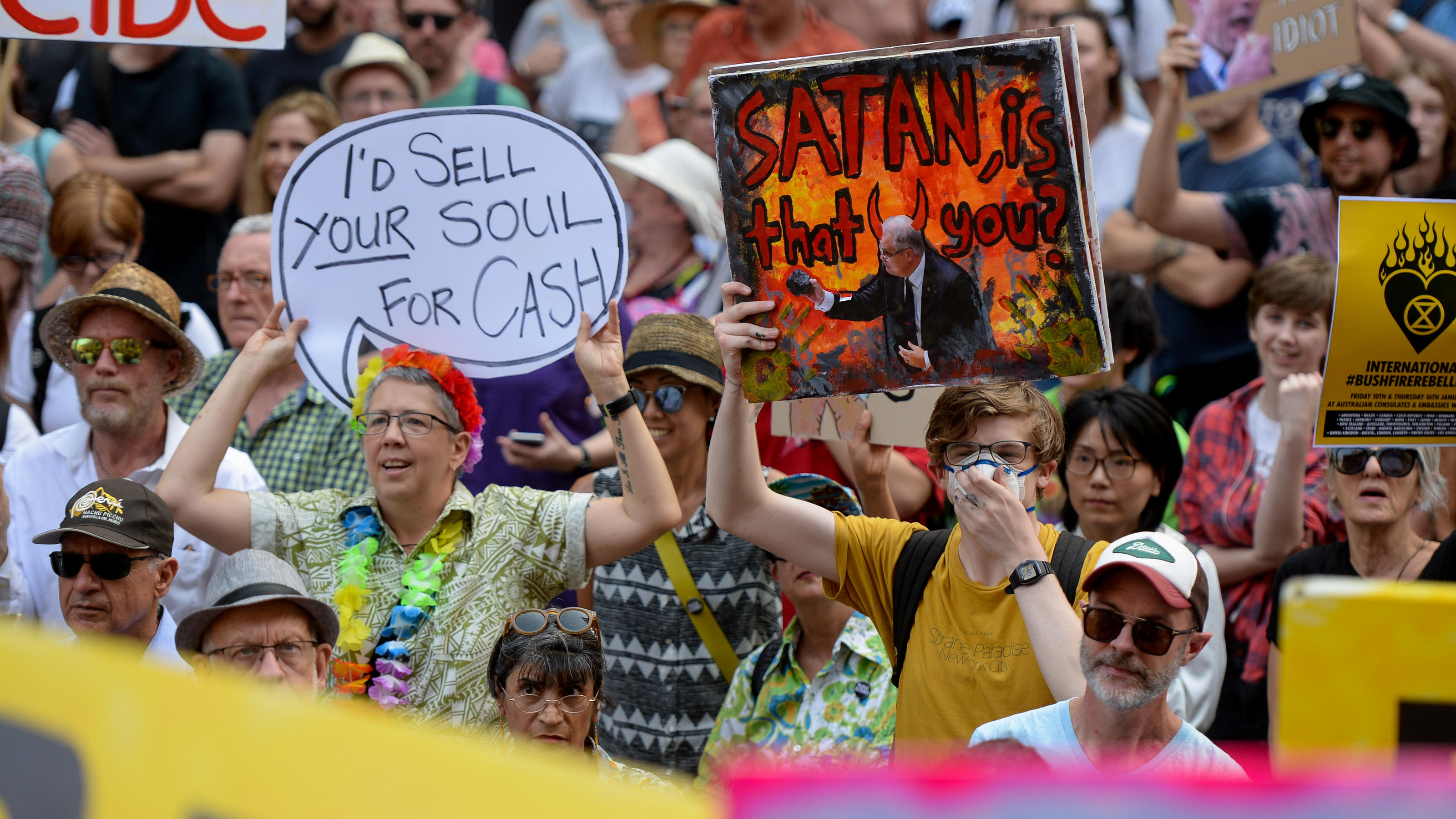 Karte der Nasa zeigt, wo die Welt unbemerkt brennt Protesters hold placards during a climate change rally in Sydney, Australia, January 10, 2020. AAP Image/Paul Braven/via REUTERS ATTENTION EDITORS - THIS IMAGE WAS PROVIDED BY A THIRD PARTY. NO RESALES. NO ARCHIVE. AUSTRALIA OUT. NEW ZEALAND OUT.