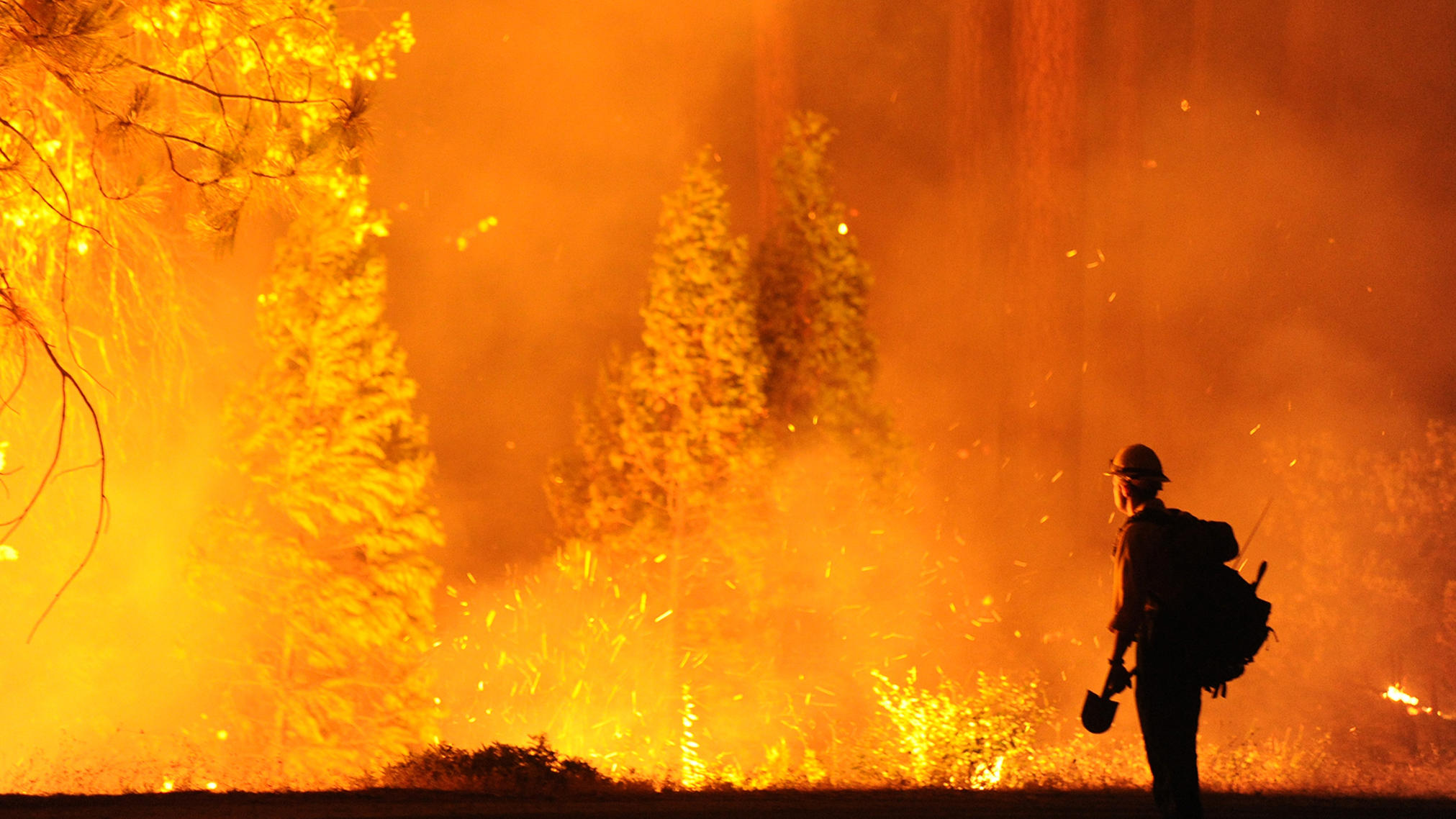 Feuersturm, Feuerwolke, Feuergewitter: Das zerstörerische Eigenleben der Australien-Brände Big Bear firefighter Jon Curtis keeps a close eye on a 'slop over' fire that jumped Hwy 120 just east of Hardin Flat Road while fighting the Rim Fire, which continues to burn uncontrolled in the Stanislaus National Forest Saturday Aug. 24, 2013. (AP
