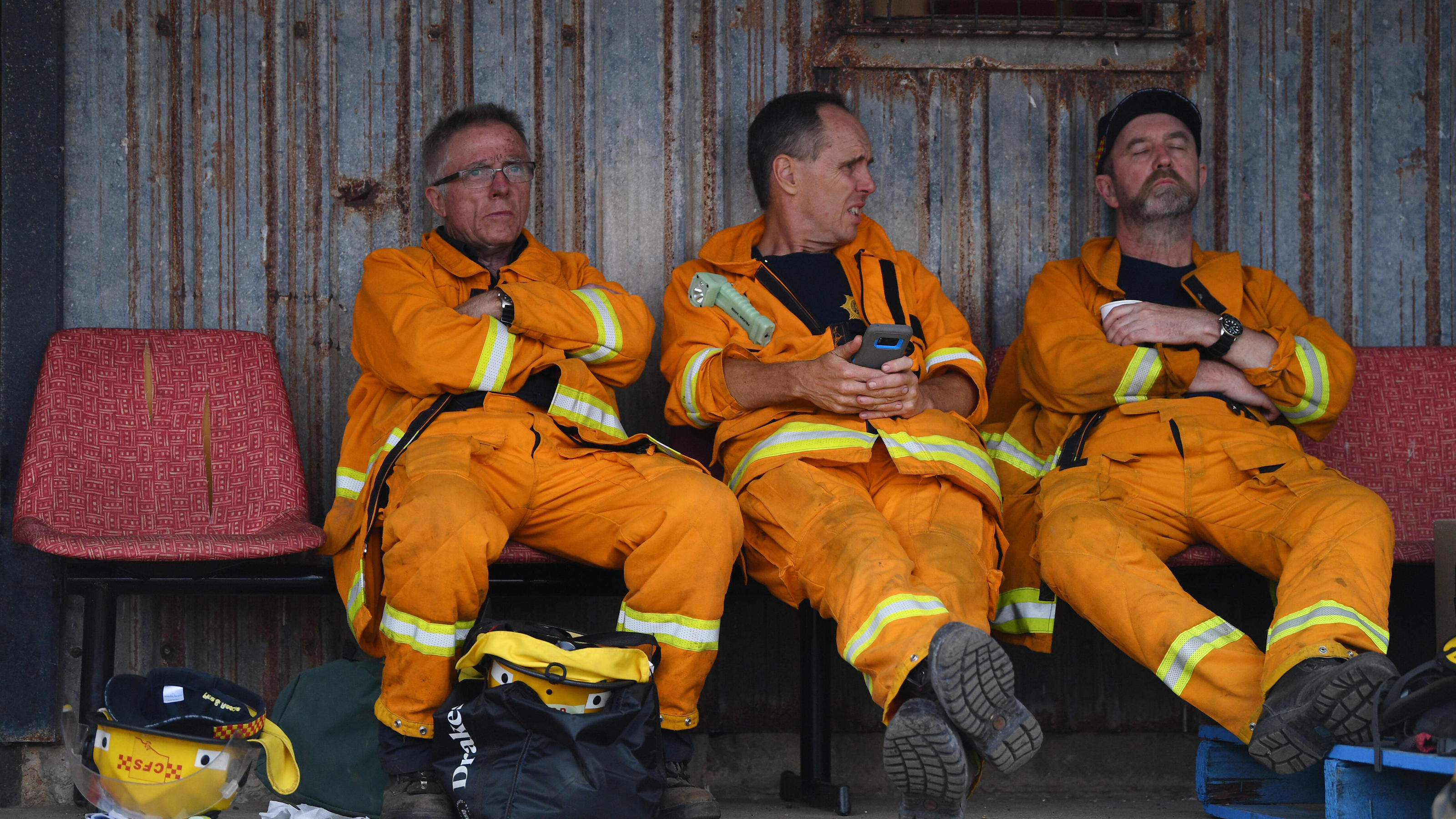 Hoffnungsschimmer für Australien: ein wenig Regen und Abkühlung KANGAROO ISLAND BUSHFIRES, Fire fighters are seen at Kingscote oval after fighting fires through the night, on Kangaroo Island, southwest of Adelaide, Friday, January 10, 2020. CFS volunteers along with over 100 Army Reservists and self-sustainment s