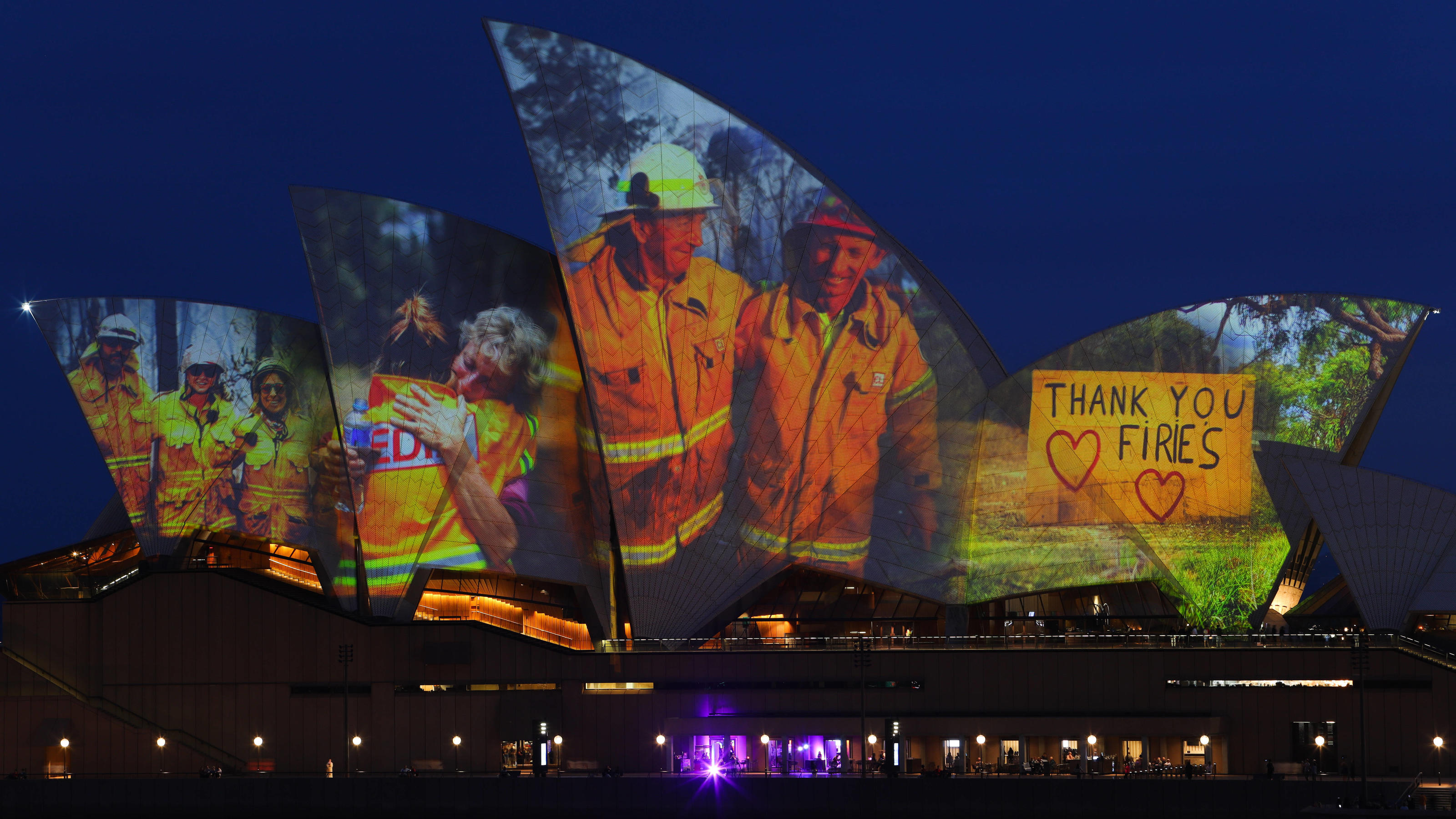 Hoffnungsschimmer für Australien: Endlich Regen! News Bilder des Tages BUSHFIRE SUPPORT SYDNEY OPERA HOUSE, Projections are seen on the sails of the Sydney Opera House in recognition of the communities affected by fires across rural and regional Australia, in Sydney, Saturday, January 11, 2020. Sin