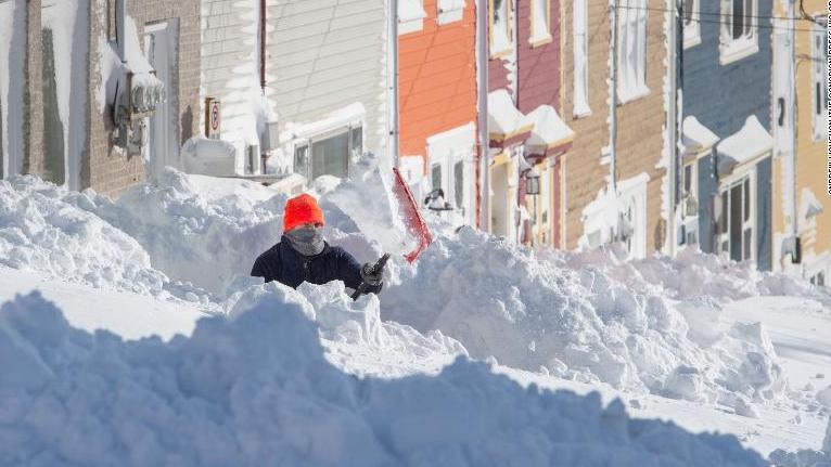 Das Beste aus dem Schneechaos in Kanada schnee