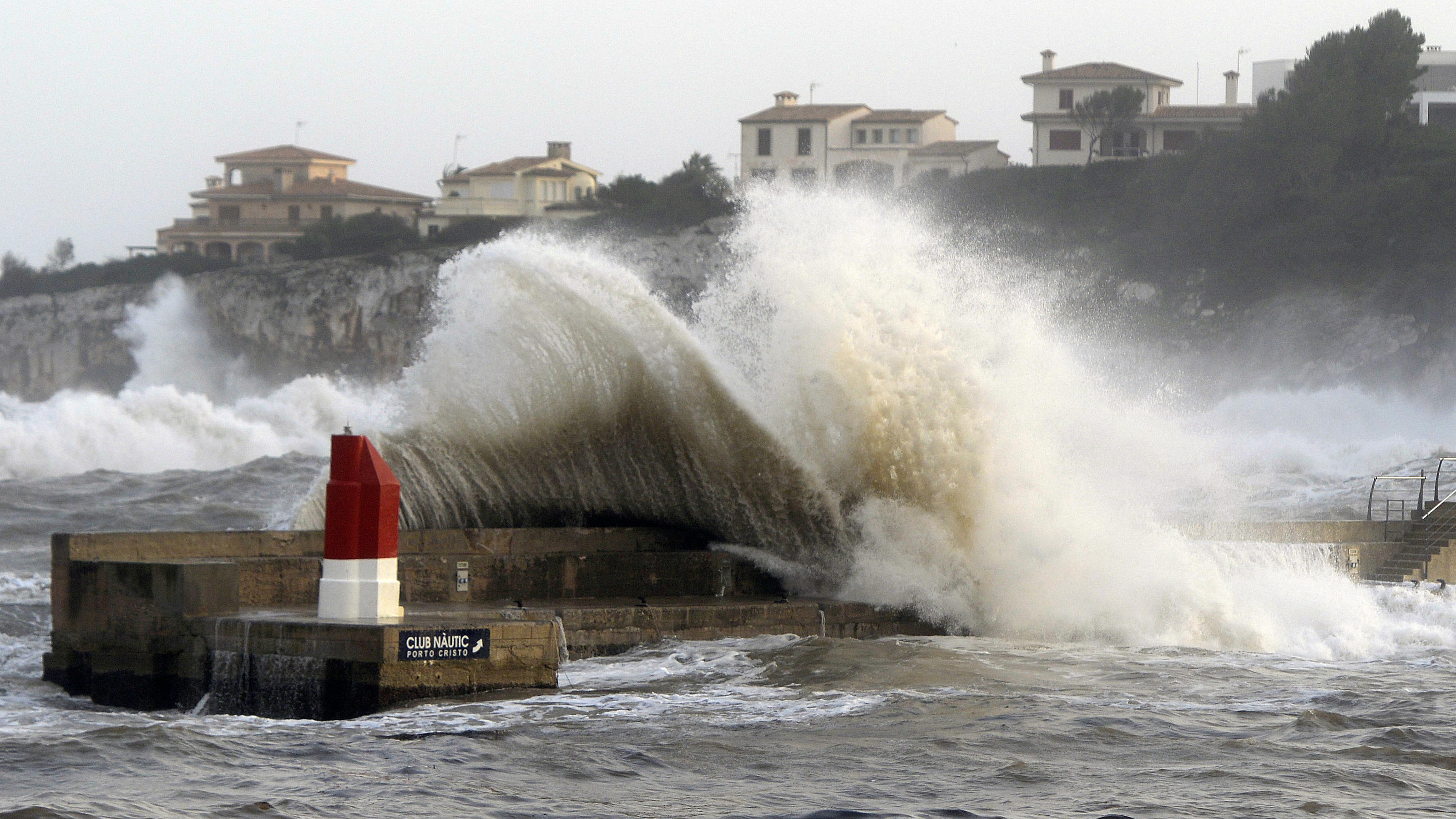 Klimawandel lässt Monsterwellen höher schlagen Images of the waves in Portocolom (Felanitx) and Portocristo (Manacor) during the maritime storm as a result of the Gloria storm.Pictured: GV of Portocristo,ManacorRef: SPL5141897 210120 NON-EXCLUSIVEPicture by: Joan Llado / GTres / SplashNews.comSpl