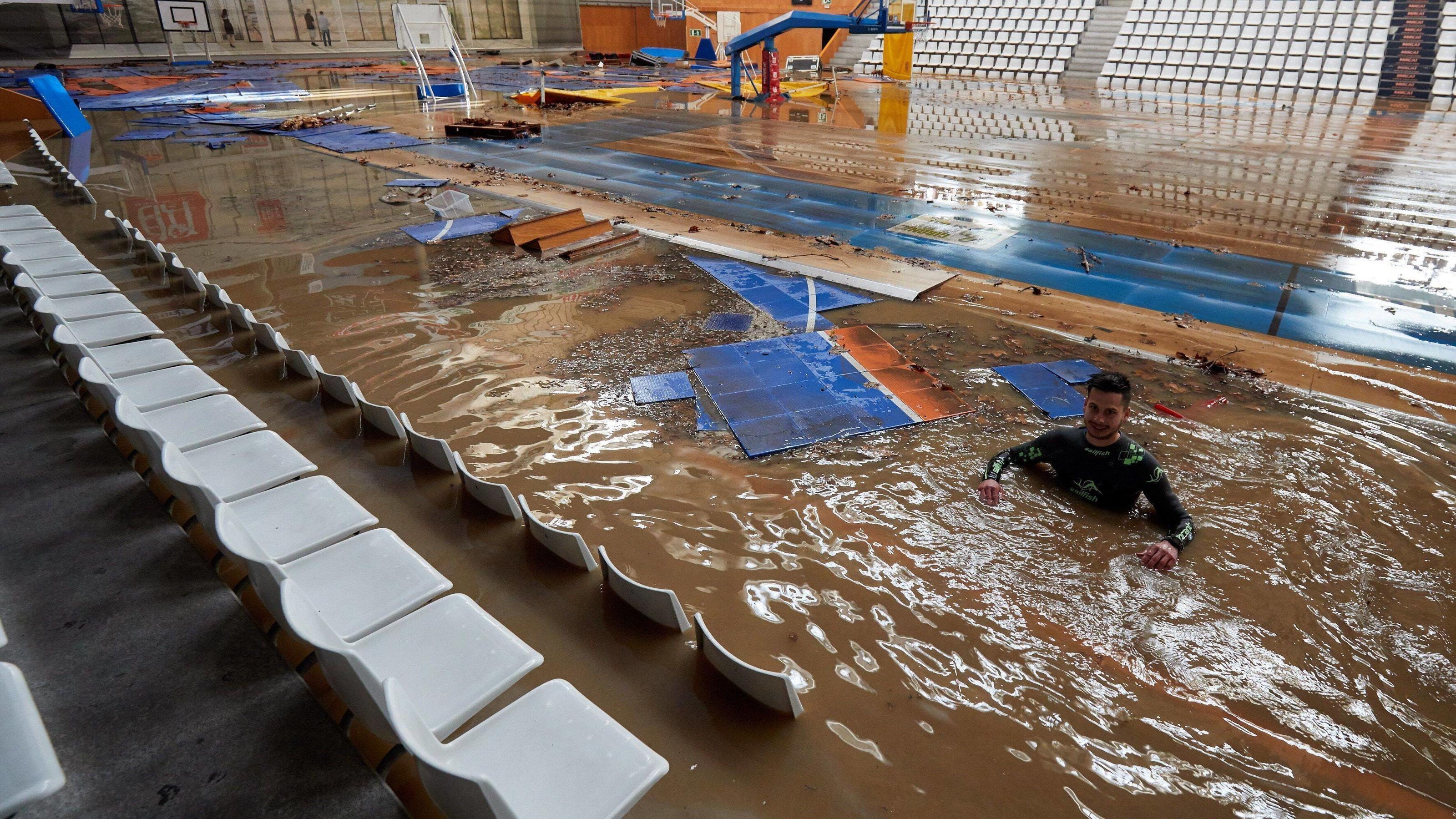 Unwetter in Spanien: Schlimme Bilder der Verwüstung News Bilder des Tages A man works on the recovery works inside a sports complex affected by overflow of the Ter river in Girona, Spain, 23 January 2020, after three days of heavy rain due to storm Gloria. Storm Gloria aftermath ACHTUNG: NUR REDAKTION