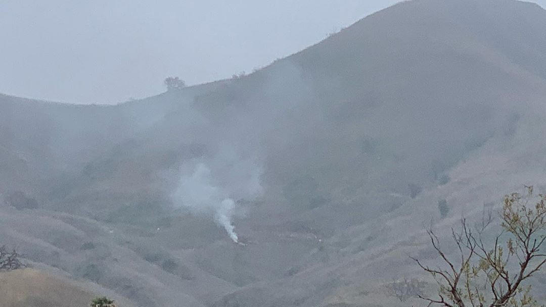 Kobe Bryant stirbt bei Hubschrauberabsturz: War das Wetter schuld? Smoke rises amid foggy weather from the site of a helicopter crash that killed former NBA star Kobe Bryant, his daughter Gianna and seven others, along a hillside in Calabasas, California, U.S., January 26, 2020, in this photo obtained via social med