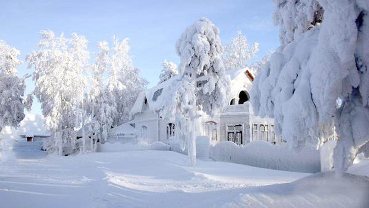 Der Polarwirbel kollabiert: Schnee und Eis mit open end? Ein Bild aus dem sibirischen Winter: Viel Schnee unter blauem Himmel bei eisigen Temperaturen.