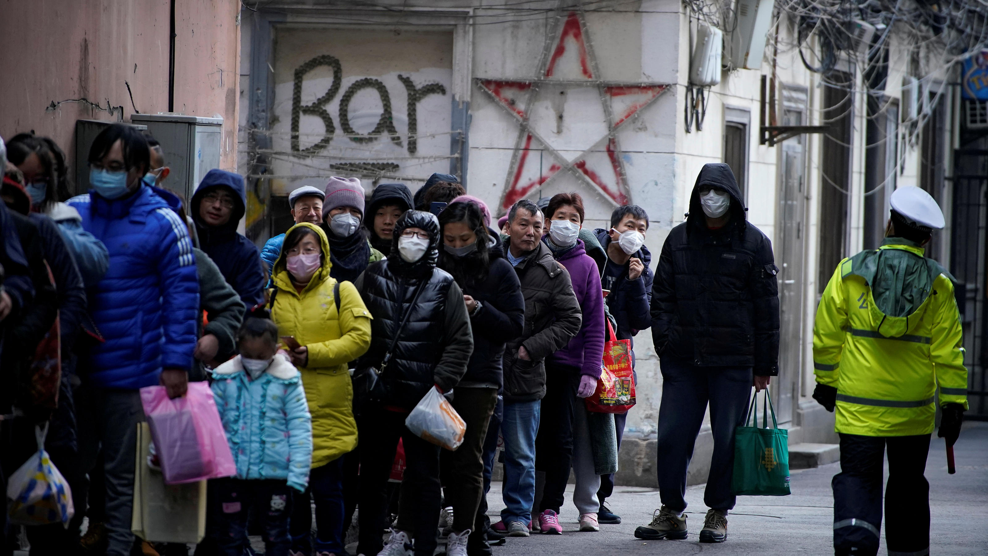 Coronavirus-Chronik Teil 1 People line up outside a drugstore to buy masks in Shanghai, China January 24, 2020. REUTERS/Aly Song TPX IMAGES OF THE DAY