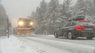 Orkantief erzgebirge im dichten Schneefall