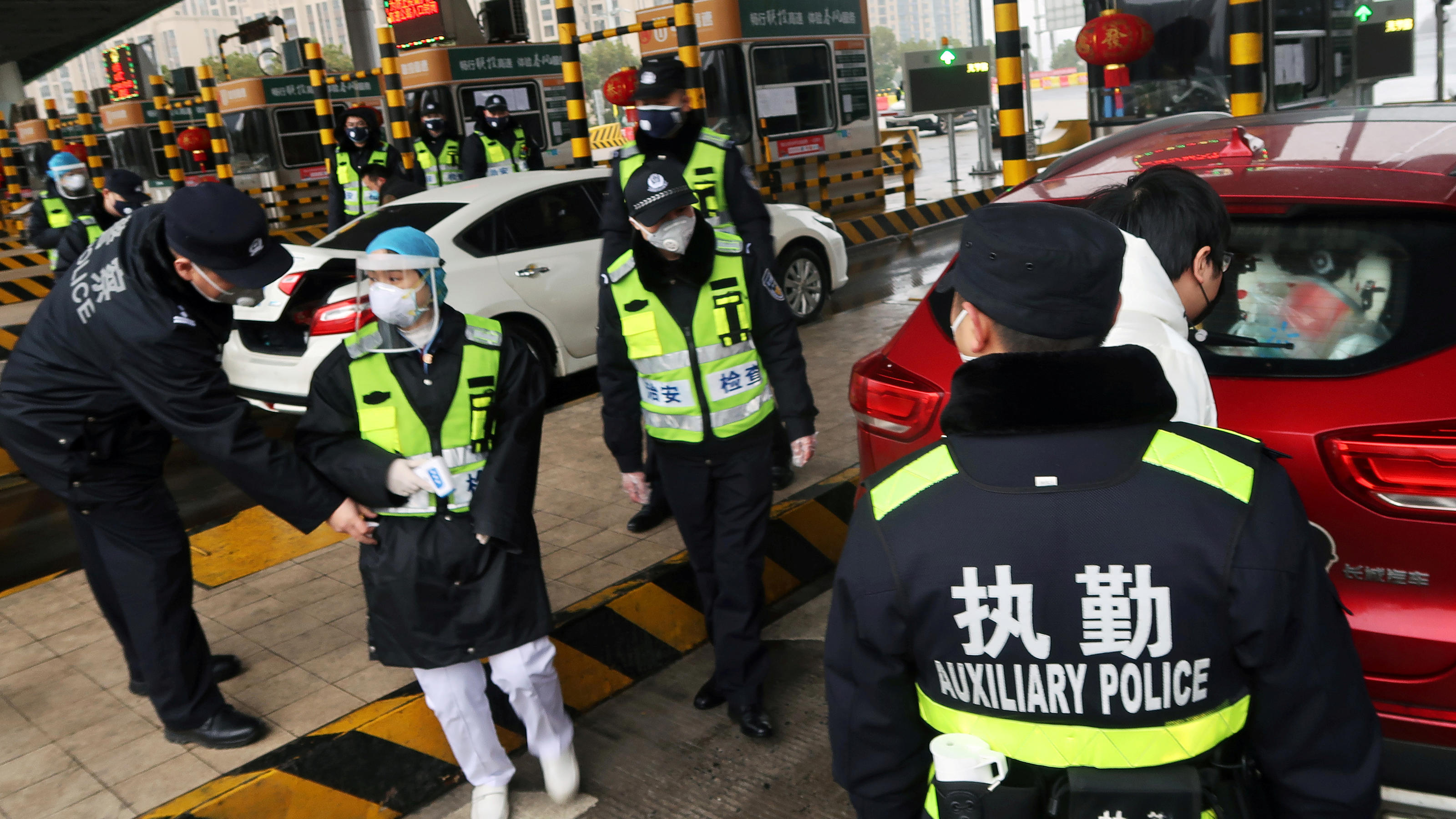 Coronavirus-Chronik Teil 1 FILE PHOTO: Police officers wearing masks check the boot of a car for smuggled wild animals following the outbreak of a new coronavirus, at an expressway toll station on the eve of the Chinese Lunar New Year celebrations, in Xianning, a city borderin