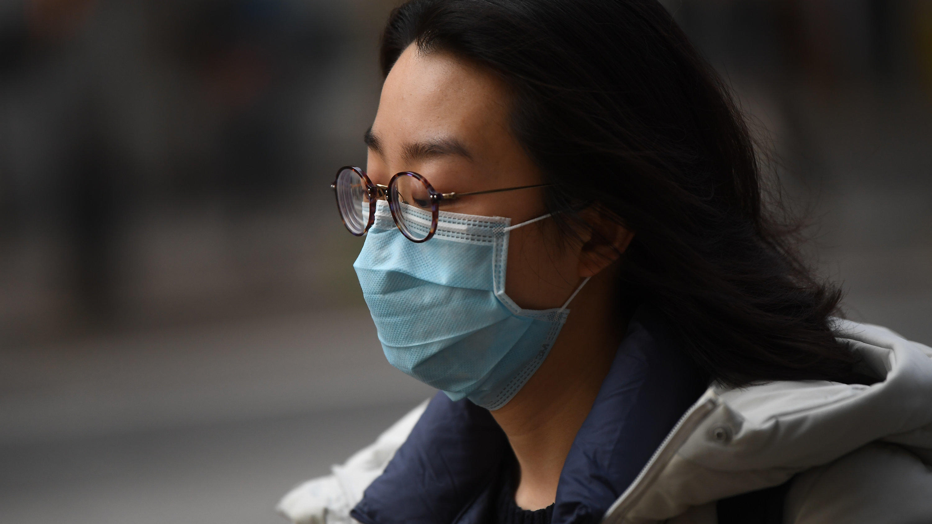 Coronavirus-Chronik Teil 1 28.01.2020, Großbritannien, London: Eine Frau trägt Mundschutz, während sie auf der Straße Kingsway geht. Foto: Victoria Jones/PA Wire/dpa +++ dpa-Bildfunk +++