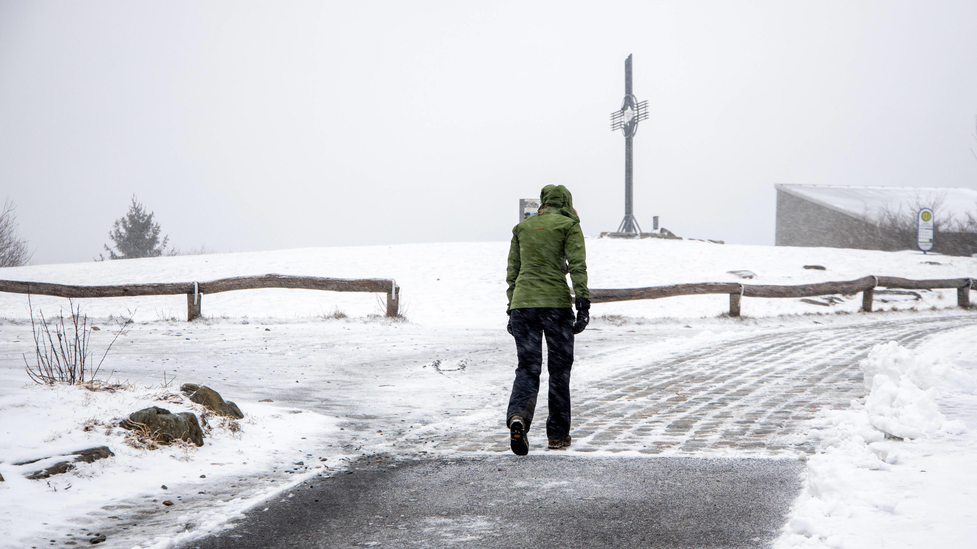 Januar 2020: Die wärmsten, trockensten und sonnigsten Orte in Deutschland Winterwetter im Taunus 28.01.2020, Schmitten Hessen: Ungemütlich zeigt sich der Gipfel des Großen Feldbergs im Taunus bei Schnee, Graupelschauern und stürmischem Wind., Schmitten Deutschland *** Winter Weather in the Taunus 28 01 2020, Schmitten Hes