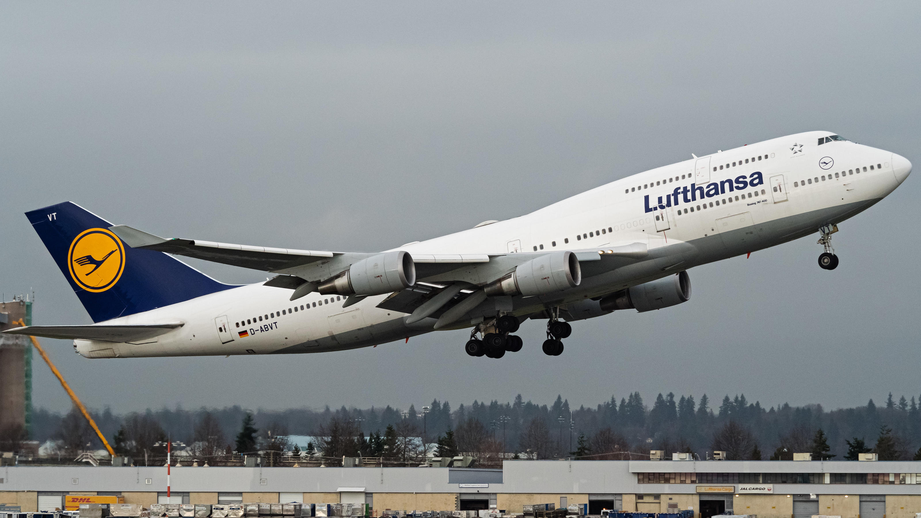 Coronavirus-Chronik Teil 1 A Lufthansa Boeing 747-400 (D-ABVT) wide-body jumbo jet airliner takes off from Vancouver International Airport. Credit Image: Bayne Stanley/ZUMA WirePictured: GV,General ViewRef: SPL5143013 240120 NON-EXCLUSIVEPicture by: Zuma / SplashNews.comSplash