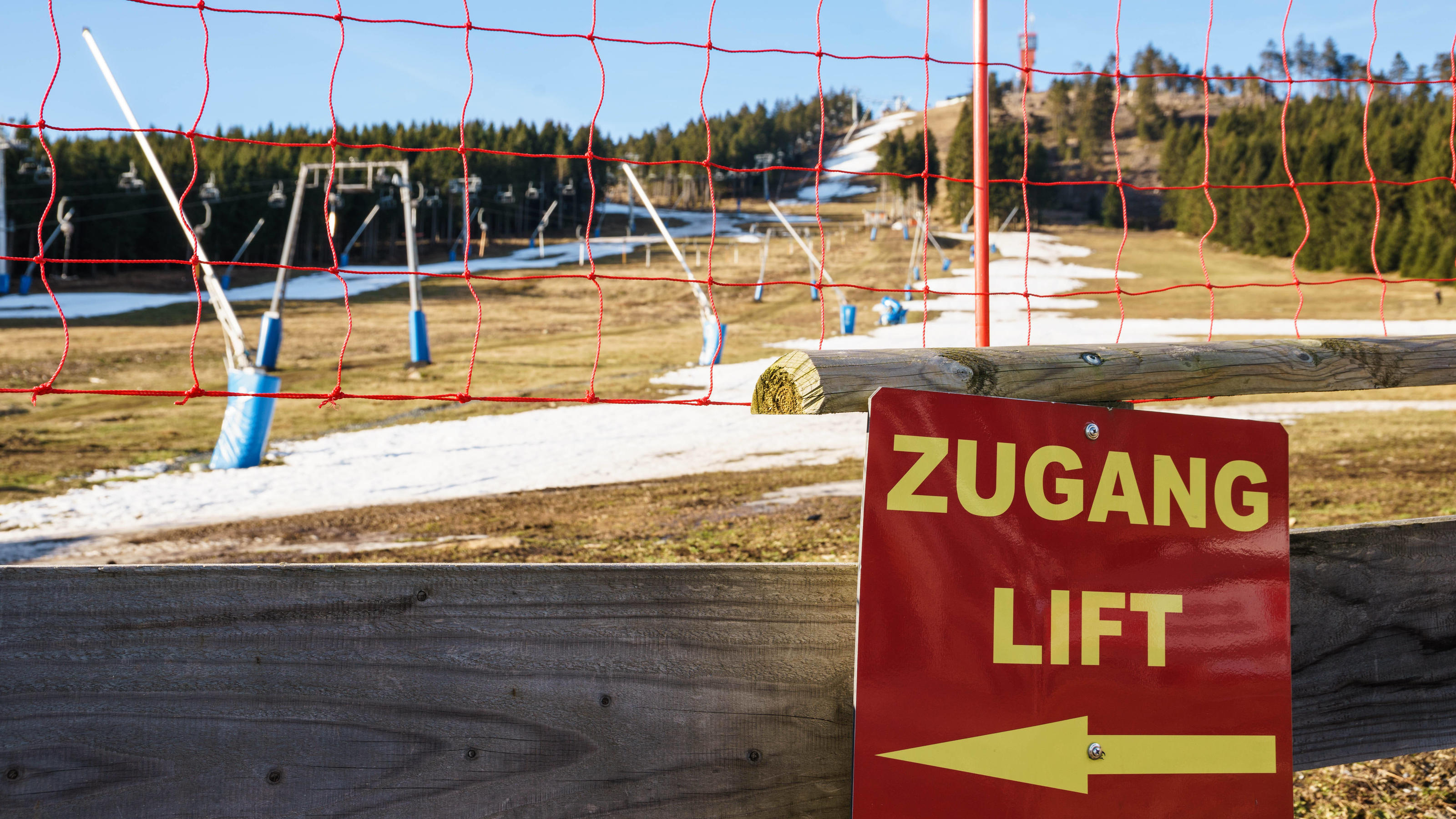 Europas Winter war der wärmste aller Zeiten Schneemangel im Harz 15.01.2020, Braunlage Niedersachsen: Bei zu warmen Temperaturen und fehlendem Schnee ist am Skigebiet am Wurmberg im Oberharz derzeit kein Skibetrieb möglich., Braunlage Deutschland *** Lack of snow in the Harz Mountains 15 01 20