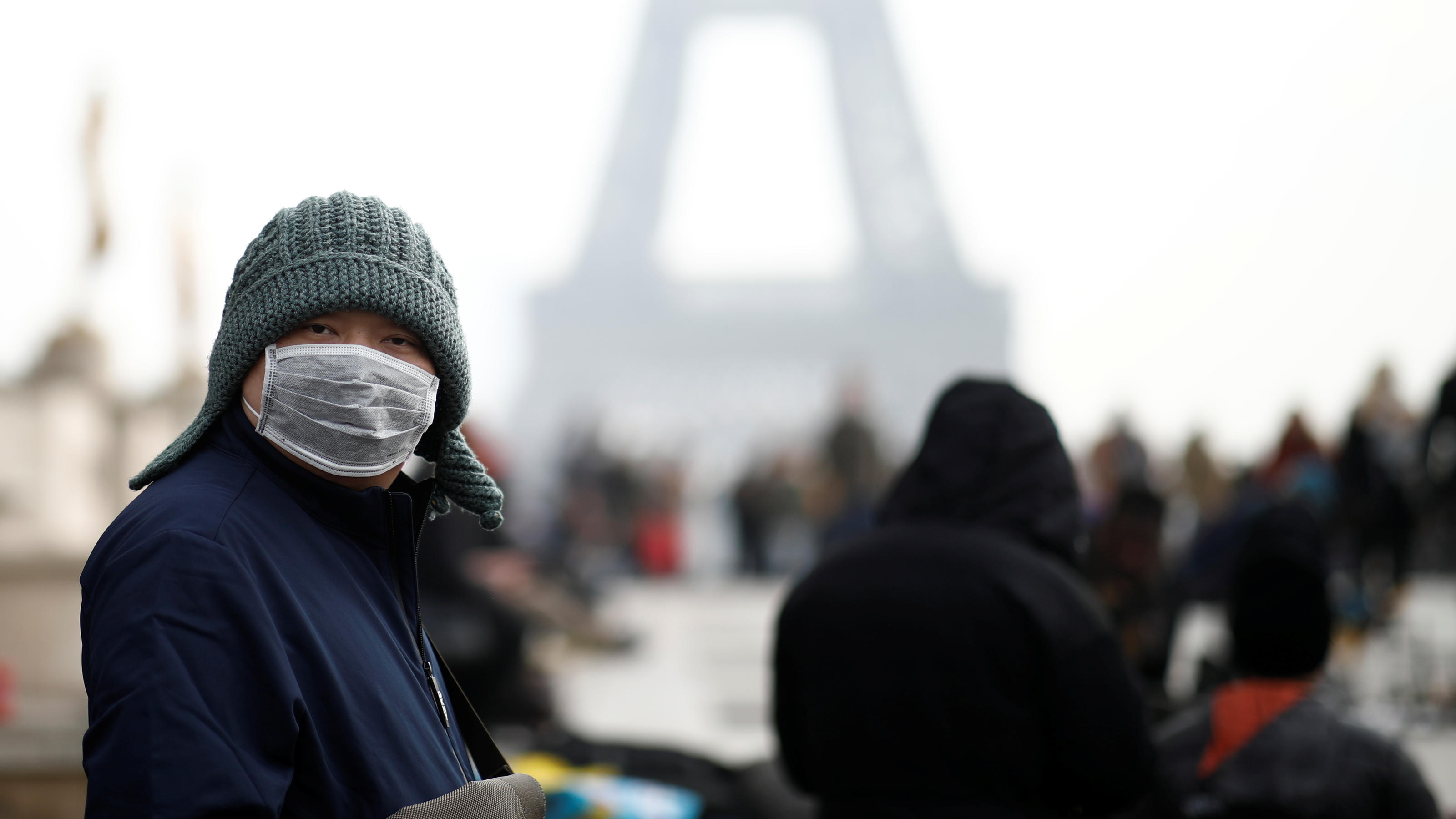Coronavirus-Chronik Teil 1 A man wears a face mask on the Trocadero esplanade in front of the Eiffel Tower in Paris, France, January 25, 2020, as France confirmed three cases of the new coronavirus. REUTERS/Benoit Tessier