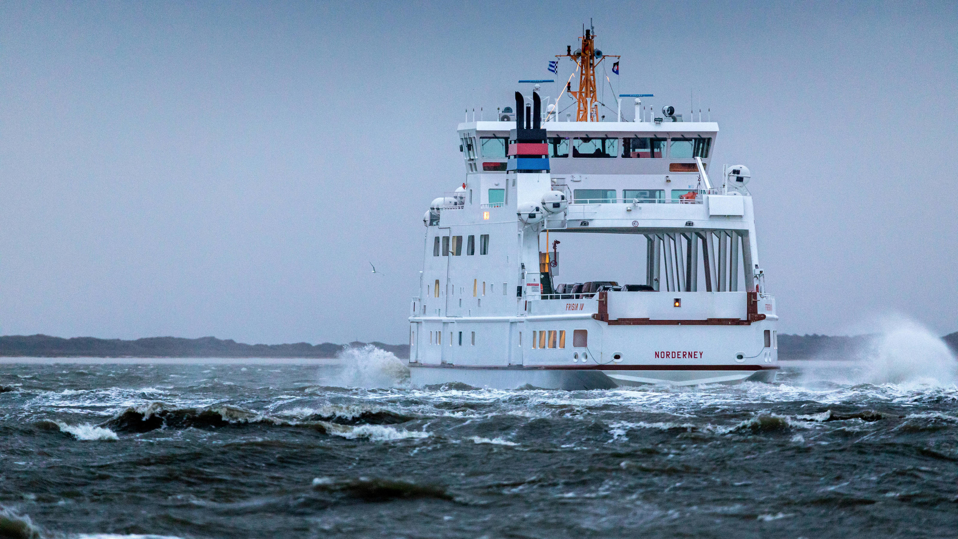 Live-Ticker zum Orkan Sabine: Frau aus dem Main gerettet - Vier Rettungskräfte in NRW verletzt Norderney. 28 JAN 2020. Sturmtief Lolita über der Nordseeküste. Fährschiff Frisia IV kämpft sich bei Sturm von Norderney nach Norddeich. OSTFRIESLAND. Ostfriesische Inseln. *** Norderney 28 JAN 2020 Stormy low Lolita over the North Sea coast Ferry F