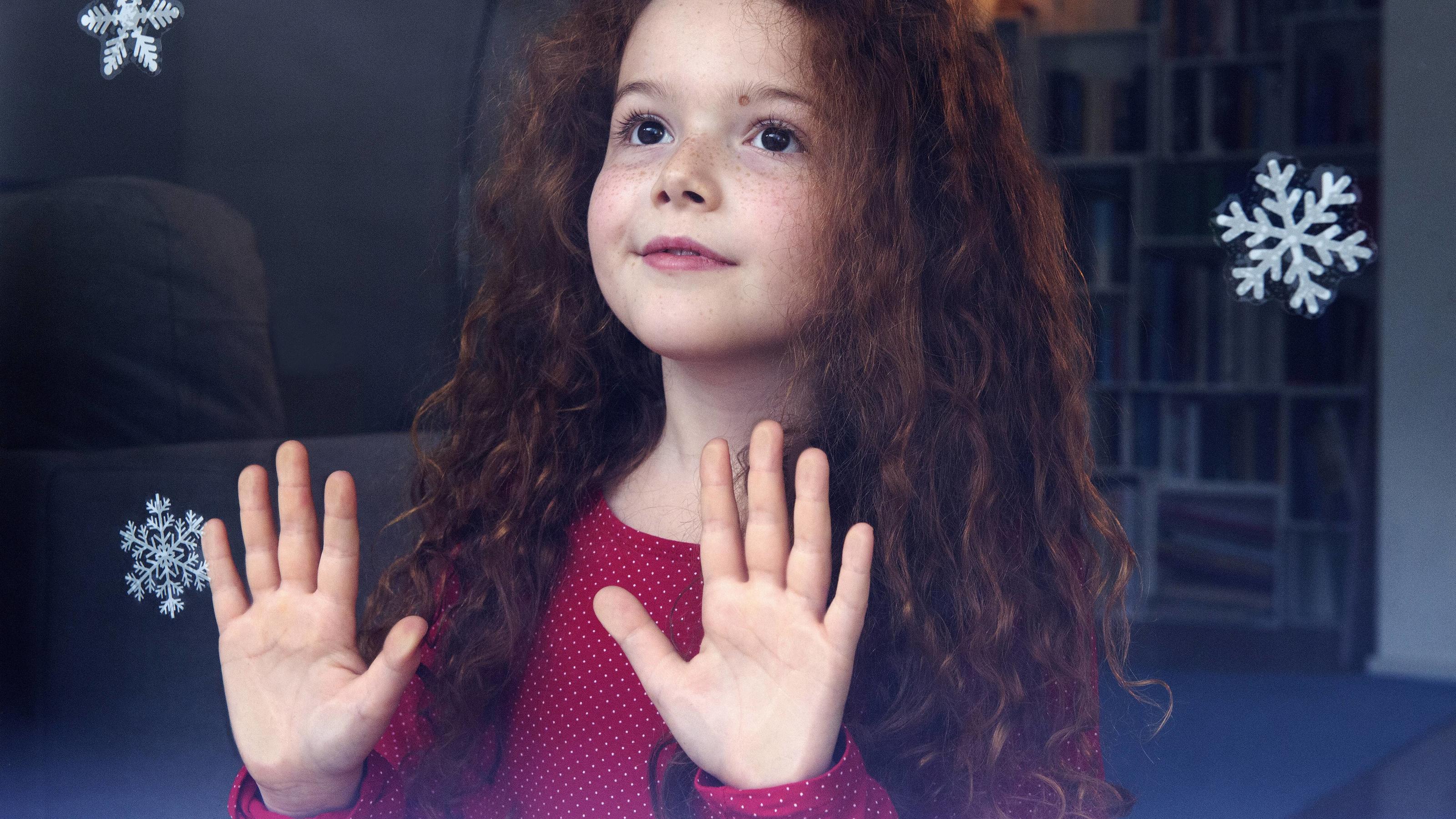 Wetter-Rückblick vom Januar 2020: Der trockene, milde Januar ohne Schnee Little girl standing at the window, waiting for Christmas model released Symbolfoto PUBLICATIONxINxGERxSUIxAUTxHUNxONLY NEKF00001