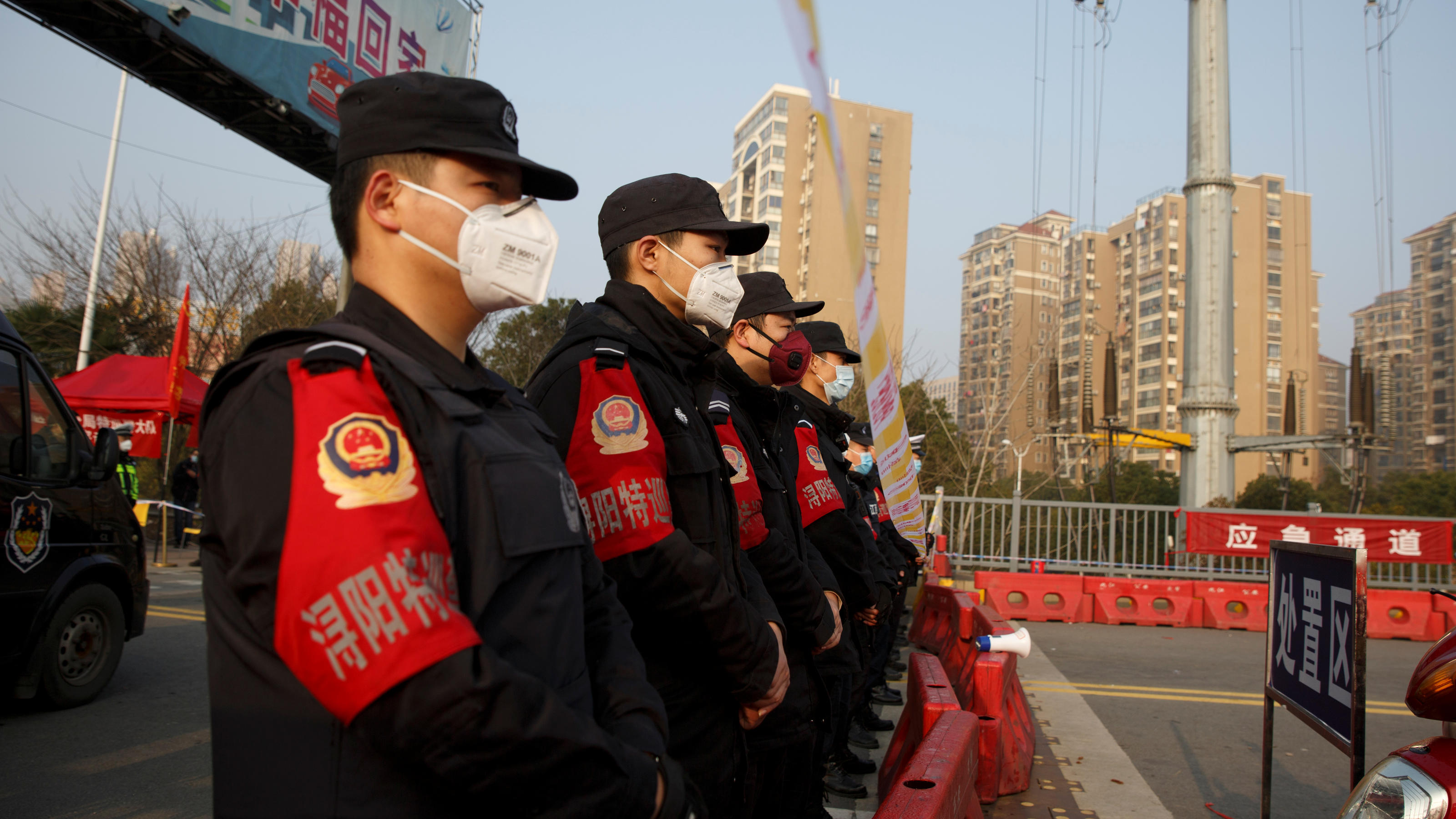 Coronavirus-Chronik Teil 1 Police stand at a checkpoint at the Jiujiang Yangtze River Bridge that crosses from Hubei province in Jiujiang, Jiangxi province, China, as the country is hit by an outbreak of a new coronavirus, January 31, 2020. Police and security personnel lined