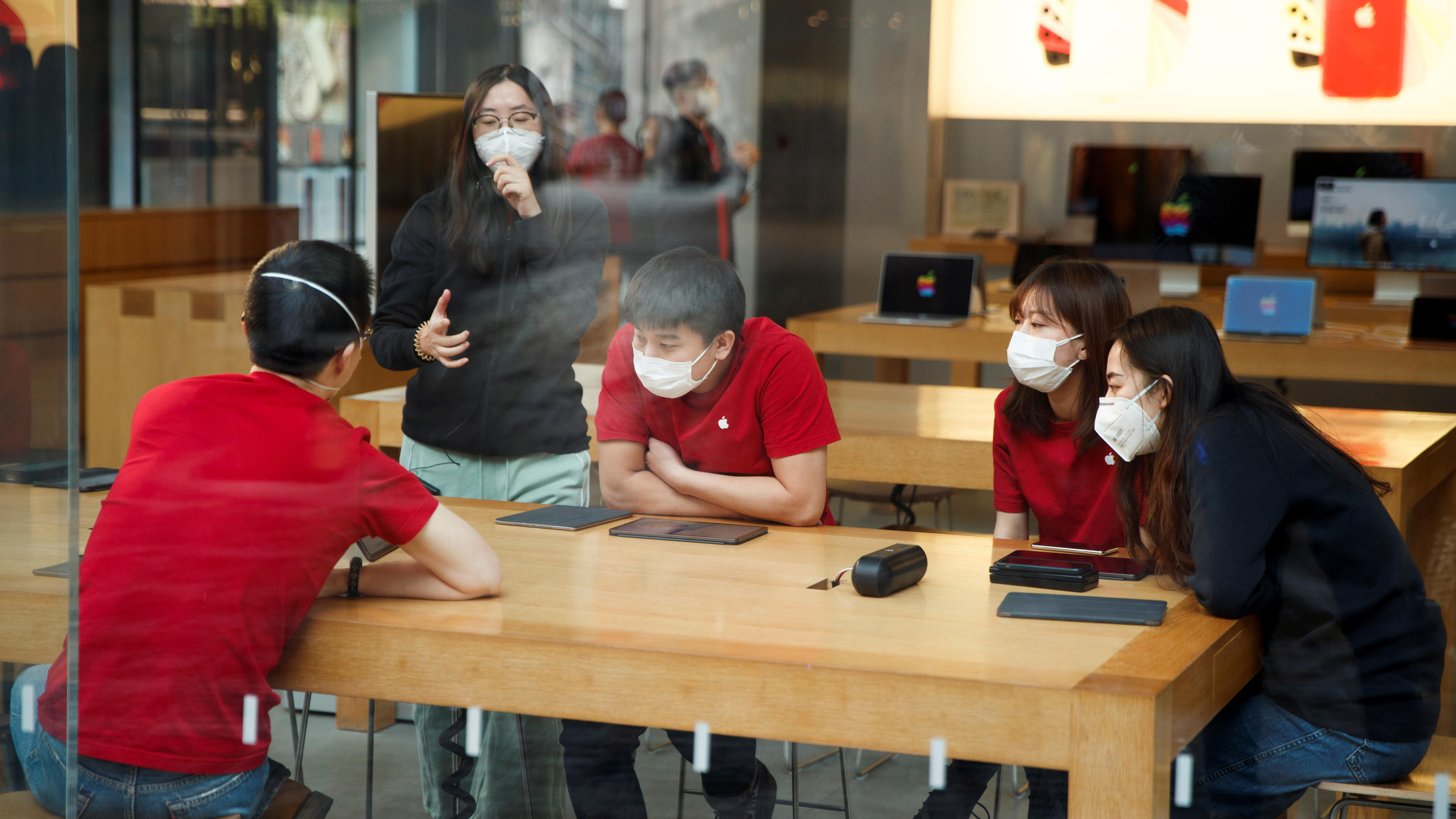 Coronavirus-Chronik Teil 1 People wear face masks as they listen to a presentation in an Apple Store in the Sanlitun shopping district in Beijing as China is hit by an outbreak of the new coronavirus, January 25, 2020. Picture taken January 25, 2020. REUTERS/Thomas Peter