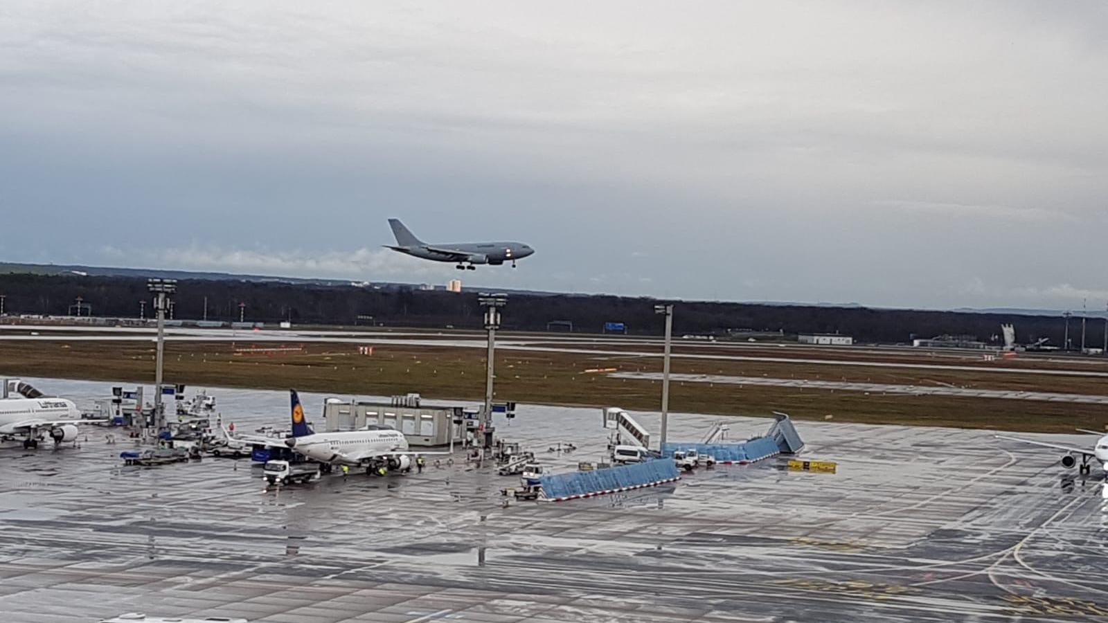 Coronavirus-Chronik Teil 1 Die Maschine der Luftwaffe brachte die Wuhan-Rückkehrer nach Frankfurt.