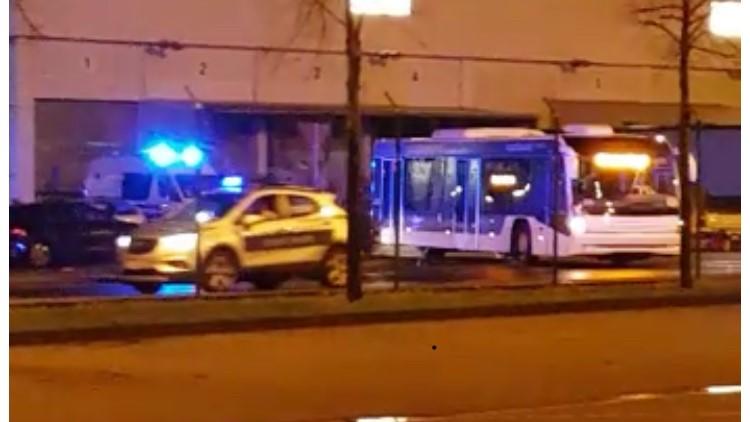 Coronavirus-Chronik Teil 1 In diesem Bus werden die Wuhan-Rückkehrer in die Untersuchungs-Halle gebracht.