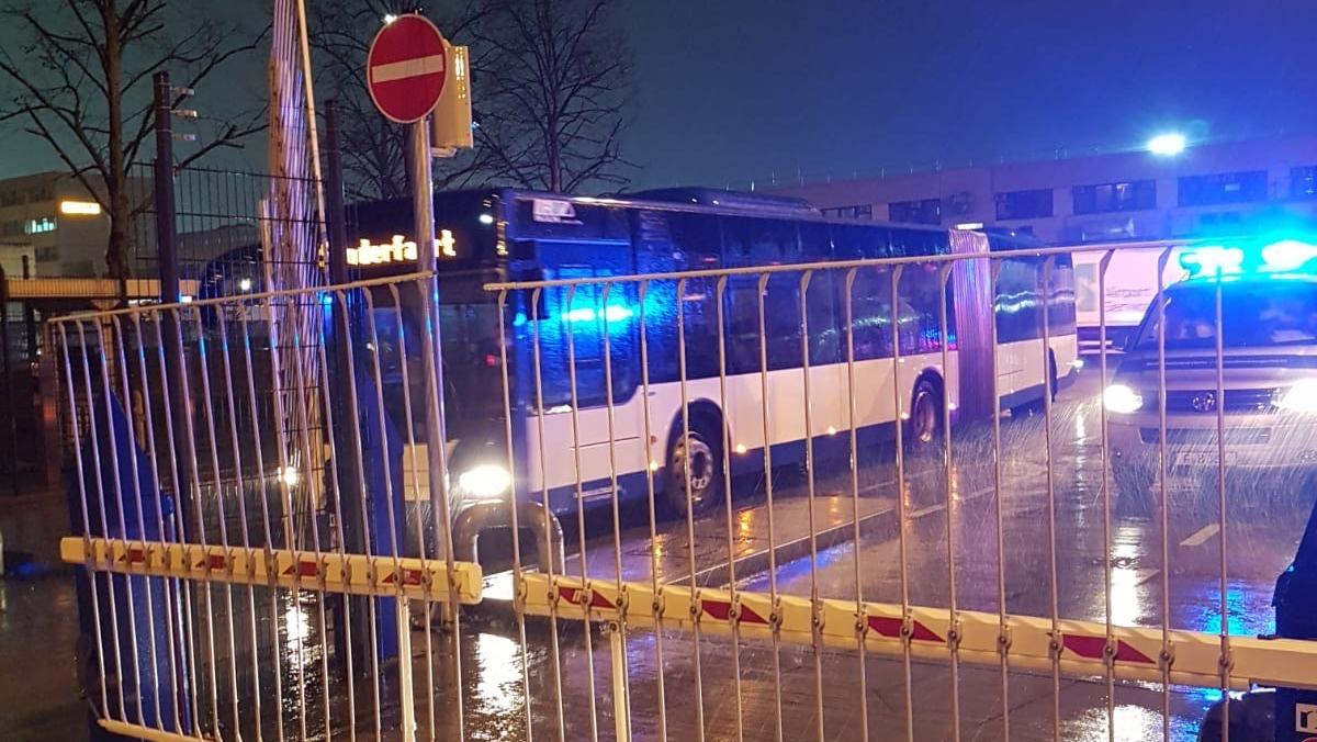 Coronavirus-Chronik Teil 1 Hier fahren Busse die Wuhan-Rückkehrer ins das Quarantäne-Quartier.