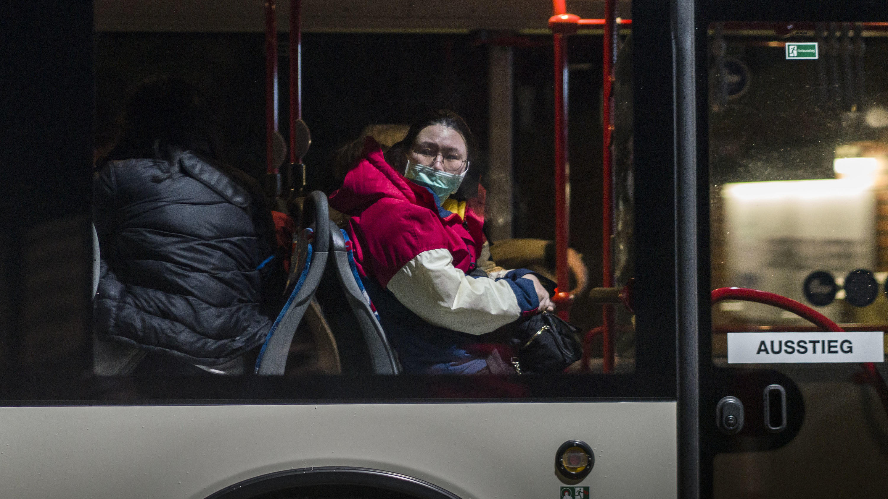 Coronavirus-Chronik Teil 1 01.02.2020, Rheinland-Pfalz, Germersheim: Ein Bus mit wegen des Coronavirus evakuierten Menschen kommt in der Nacht in einem Konvoi an der Kaserne Südpfalz der Bundeswehr an. Die Bundeswehr hat 100 Deutsche und Angehörige von ihnen aus der stark vom