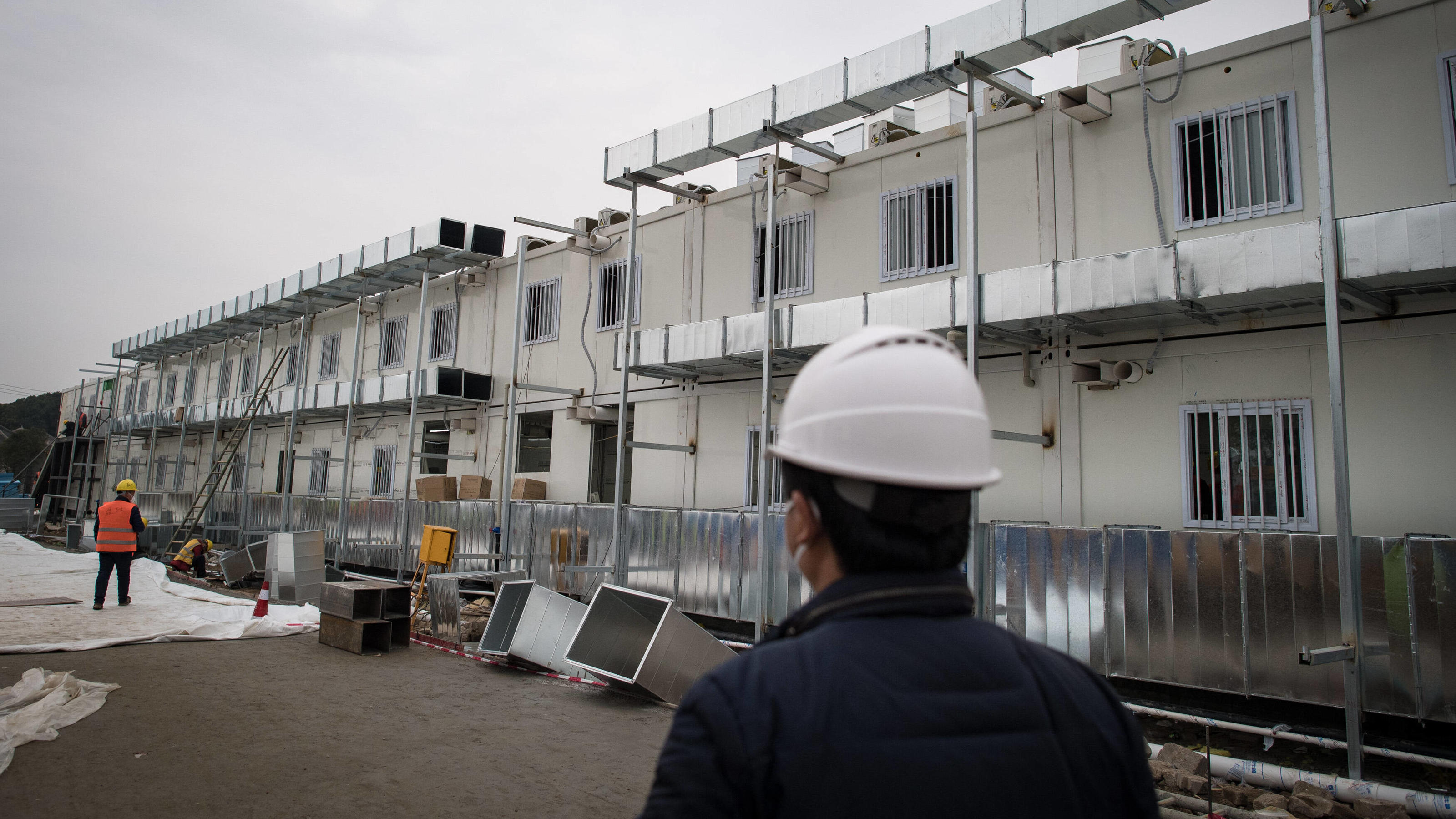 Coronavirus-Chronik Teil 1 200201 -- WUHAN, Feb. 1, 2020 -- Workers work at the construction site of Huoshenshan Fire God Mountain Hospital in Wuhan, central China s Hubei Province, Feb. 1, 2020. According to the plan, the construction of the hospital will be completed on Feb