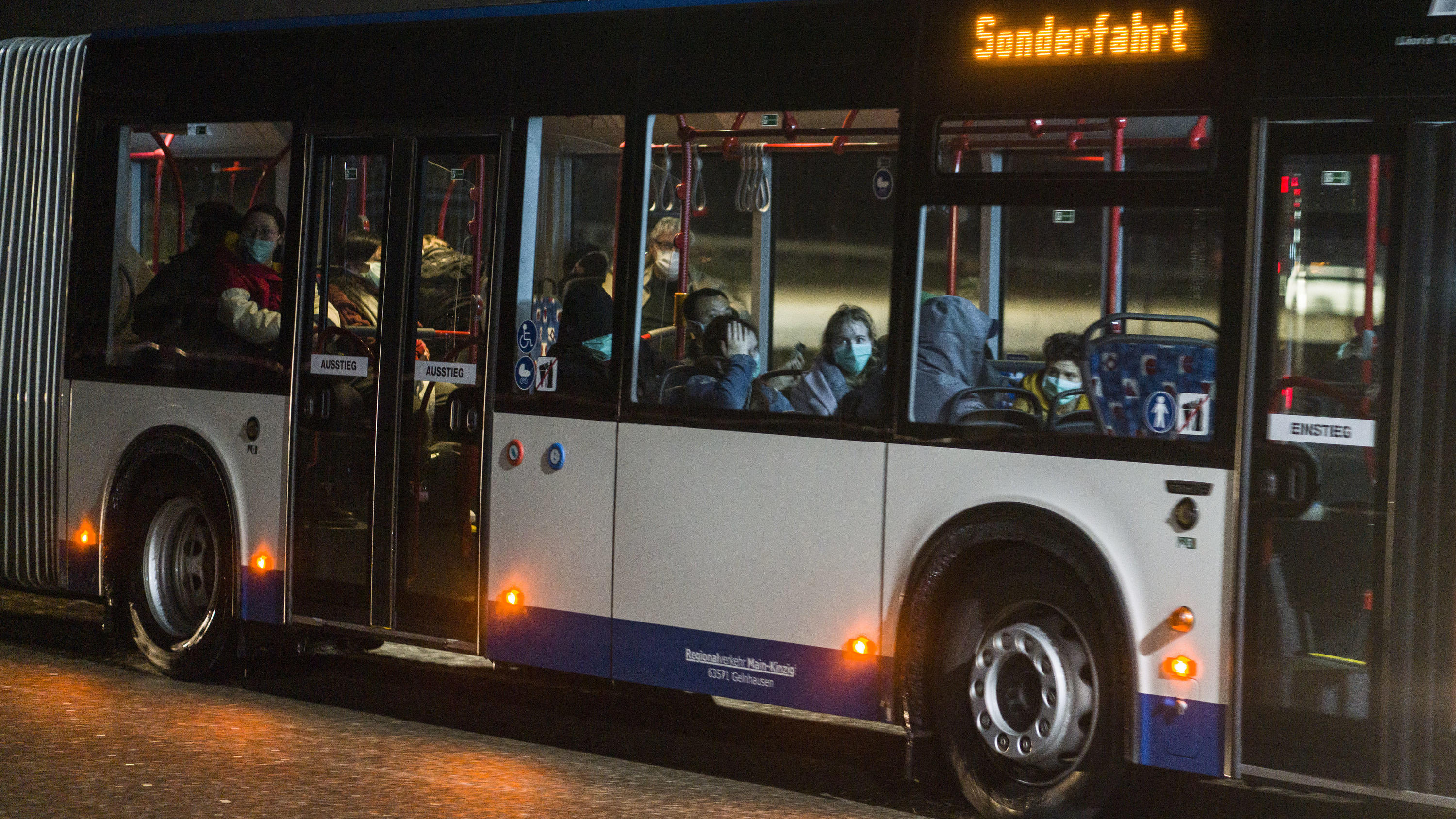 Coronavirus-Chronik Teil 1 01.02.2020, Rheinland-Pfalz, Germersheim: Ein Bus mit wegen des Coronavirus evakuierten Menschen kommt in der Nacht in einem Konvoi an der Kaserne Südpfalz der Bundeswehr an. Die Bundeswehr hat 100 Deutsche und Angehörige von ihnen aus der stark vom