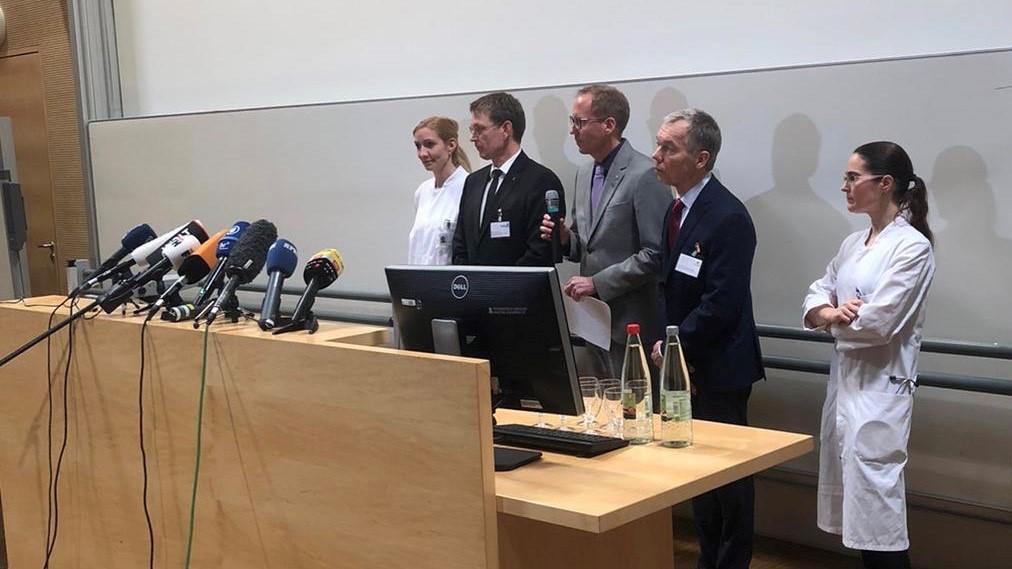 Coronavirus-Chronik Teil 1 Sozialministers Kai Klose erklärte heute bei einer Pressekonferenz, dass es den Infizierten gut ginge.