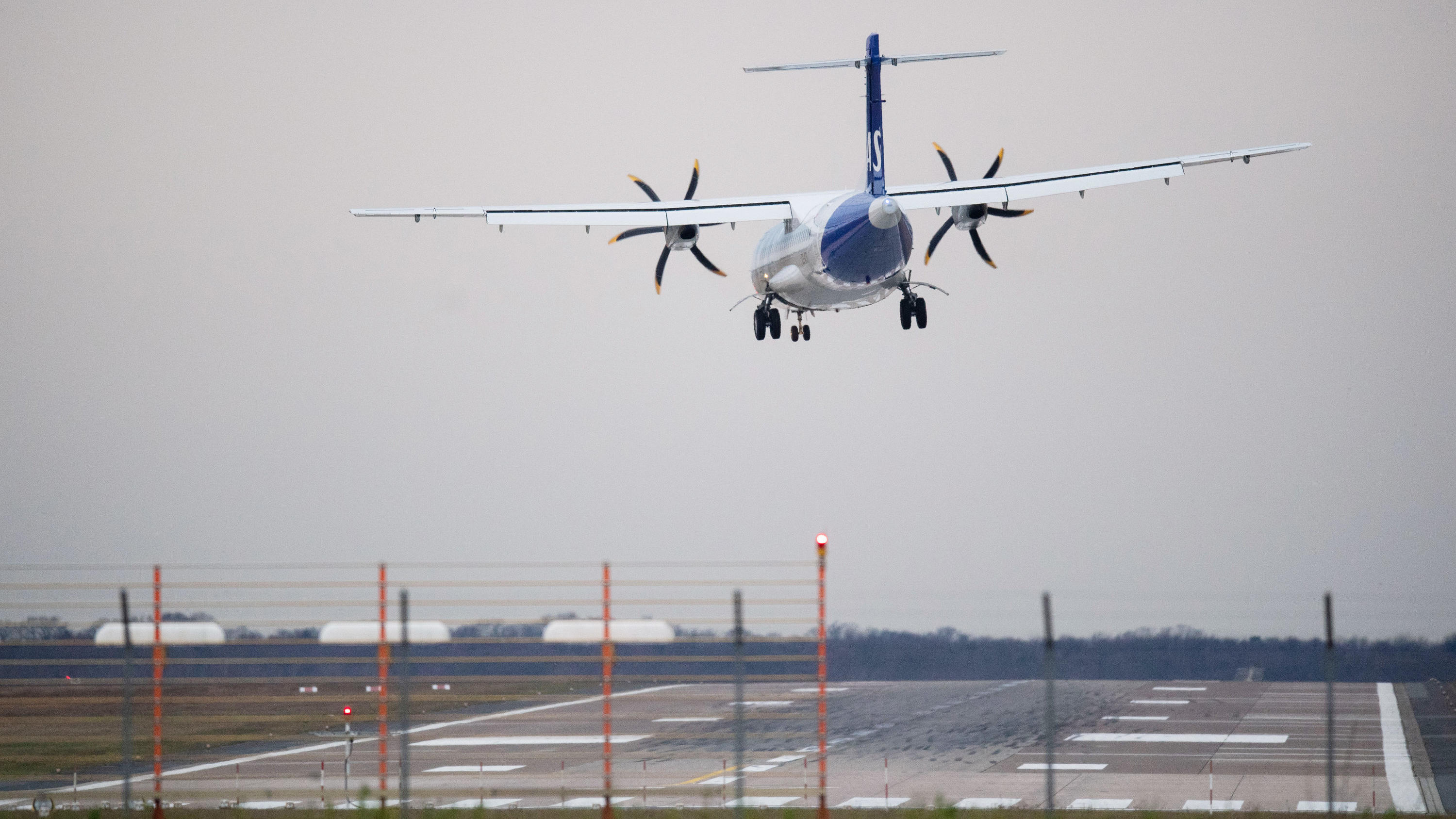Live-Ticker zum Orkan Sabine: Frau aus dem Main gerettet - Vier Rettungskräfte in NRW verletzt 14.01.2020, Niedersachsen, Hannover: Ein Flugzeug landet in deutlicher Schräglage bei stürmischem Wetter am Flughafen Hannover. Foto: Julian Stratenschulte/dpa +++ dpa-Bildfunk +++