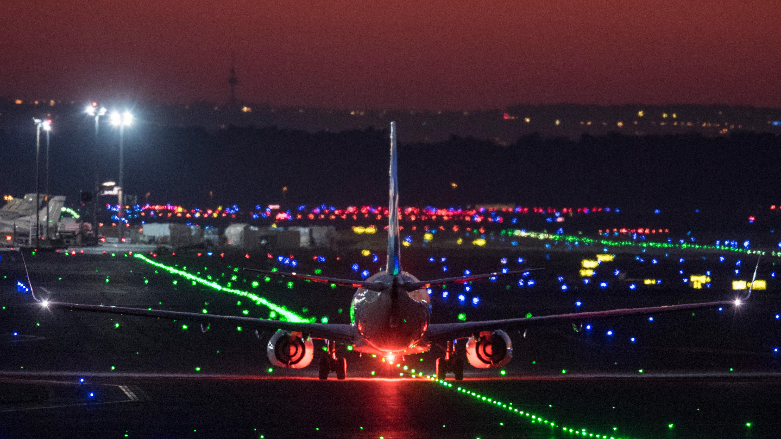 Live-Ticker zum Orkan Sabine: Frau aus dem Main gerettet - Vier Rettungskräfte in NRW verletzt ARCHIV - 21.03.2019, Hessen, Frankfurt/Main: Ein Passagierflugzeug rollt im letzten Licht der untergehenden Sonne über die Rollbahn des Flughafens, während der Himmel rot leuchtet. Wegen einer gesichteten Drohne hat der größte deutsche Flughafen in F