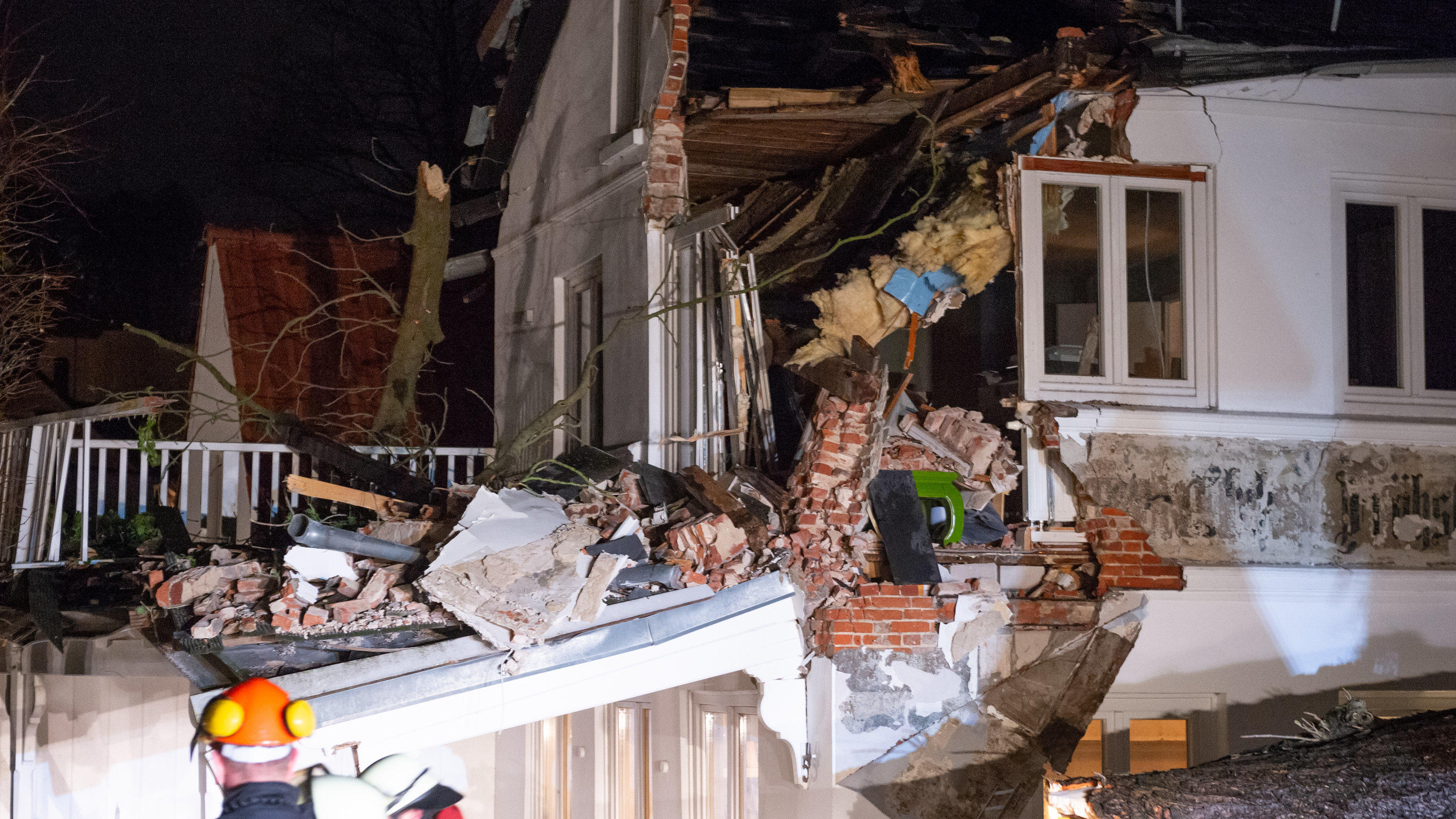 Live-Ticker zum Orkan Sabine: Frau aus dem Main gerettet - Vier Rettungskräfte in NRW verletzt Ein Baum stürzte auf ein Wohnhaus in Hamburg Blankenese