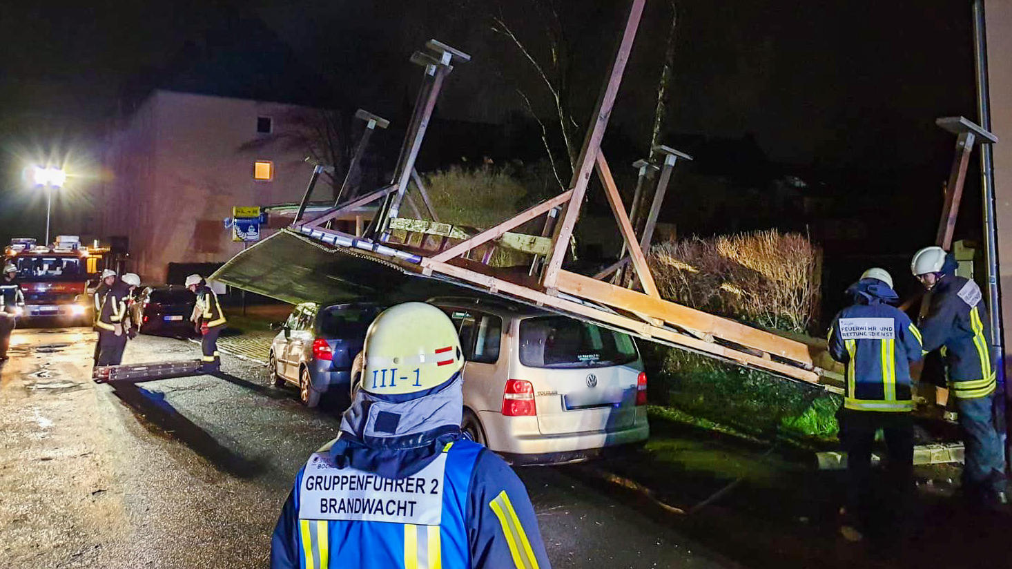 Live-Ticker zum Orkan Sabine: Frau aus dem Main gerettet - Vier Rettungskräfte in NRW verletzt Carport-Dach liegt in Bochum auf zwei Fahrzeugen