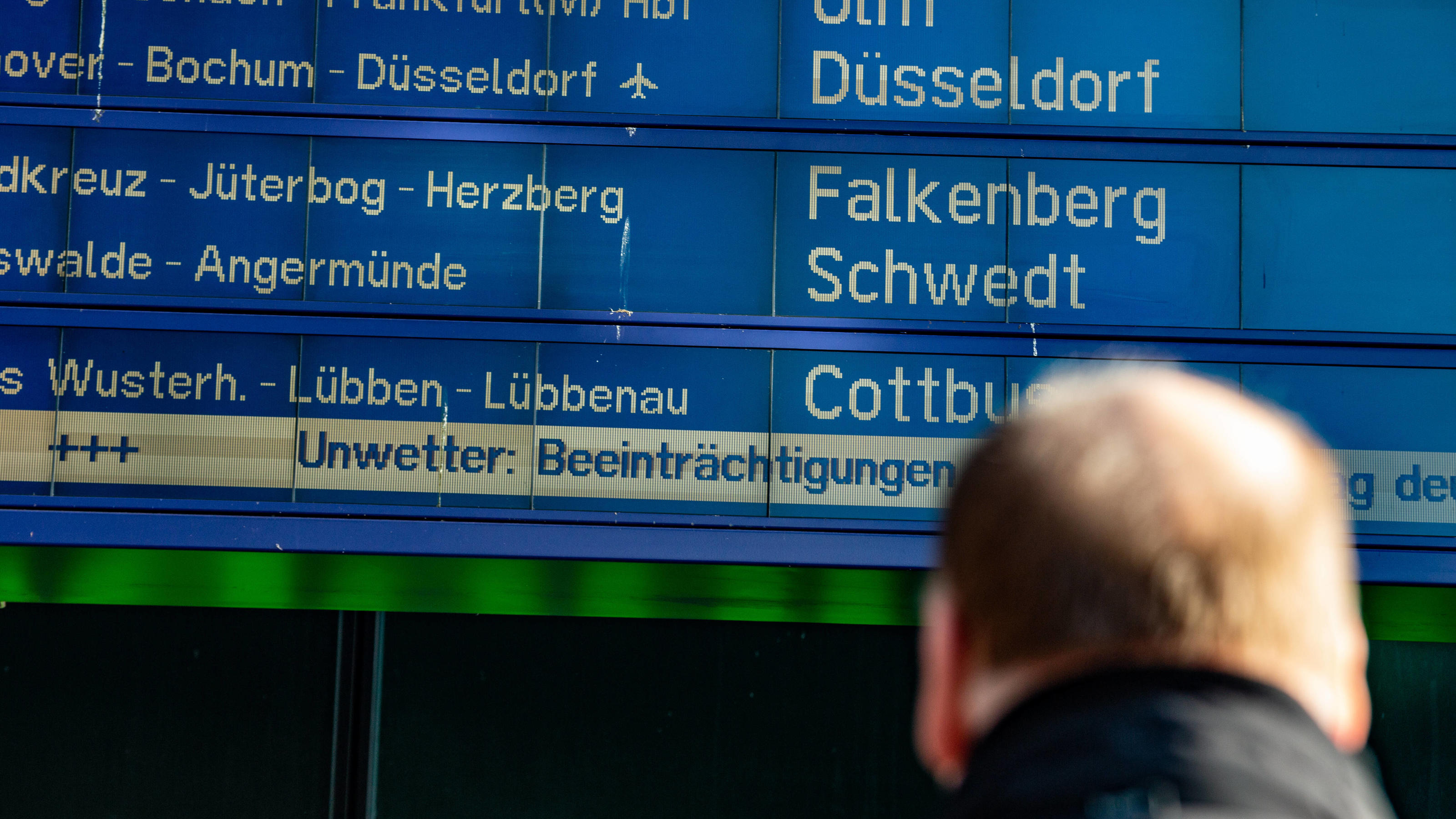 Live-Ticker zum Orkan Sabine: Frau aus dem Main gerettet - Vier Rettungskräfte in NRW verletzt News Bilder des Tages Sturmtief Sabine wird in Deutschland erwartet, Sturmtief Sabine trifft auf Deutschland. Der Deutsche Wetterdienst hat die zweithöchste Unwetterwarnstufe herausgegeben. Die Anzeigetafeln der Deutschen Bahn im Hauptbahnhof Berlin